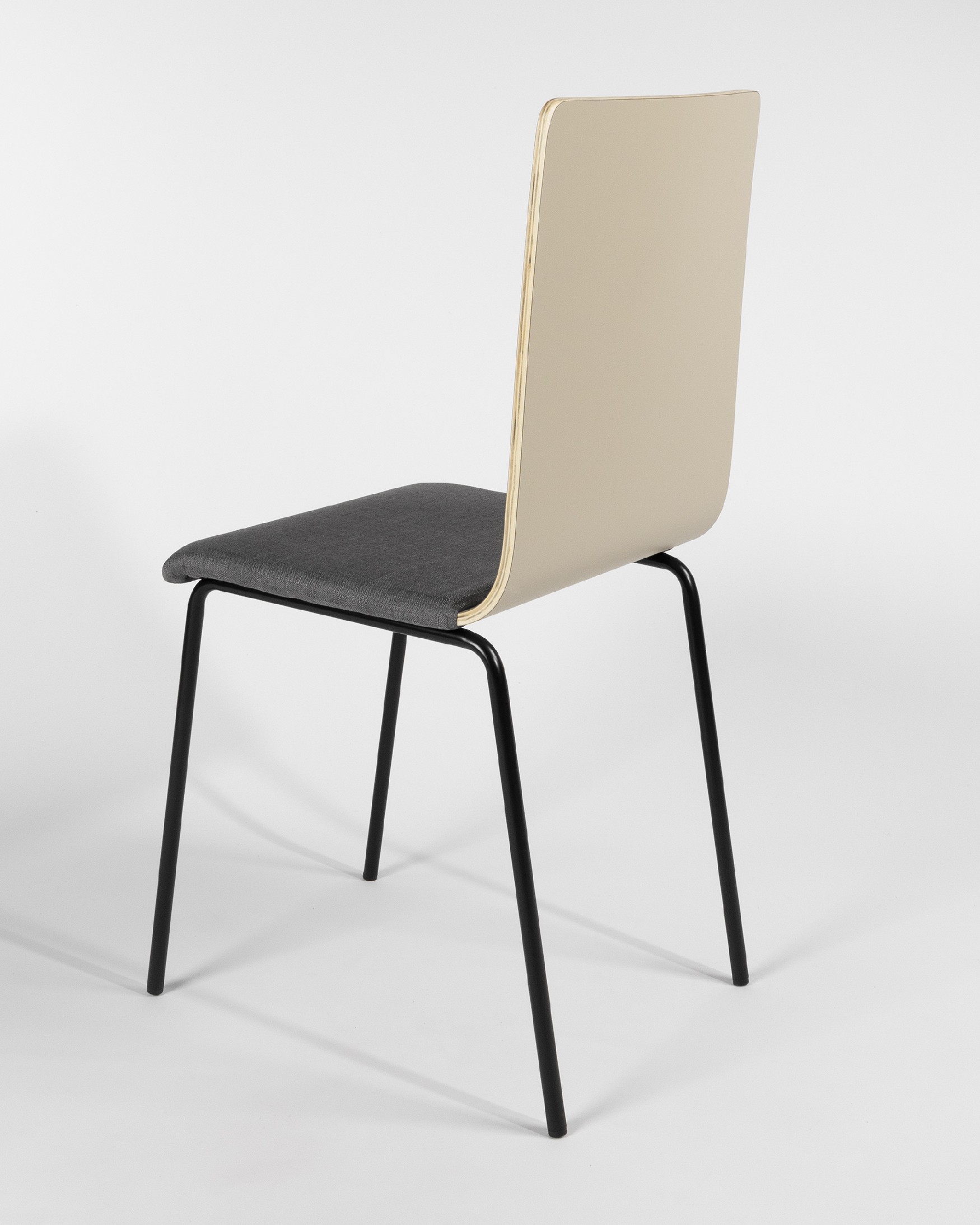 Silla Dubai con tapizado gris, respaldo perla y patas metálicas negras
