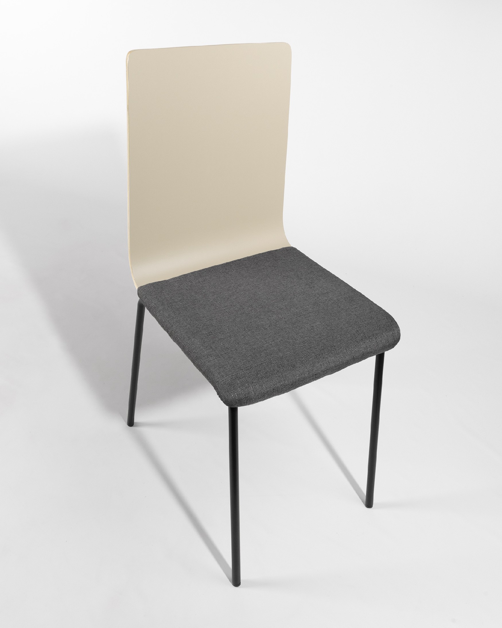 Silla Dubai con tapizado gris, respaldo perla y patas metálicas negras