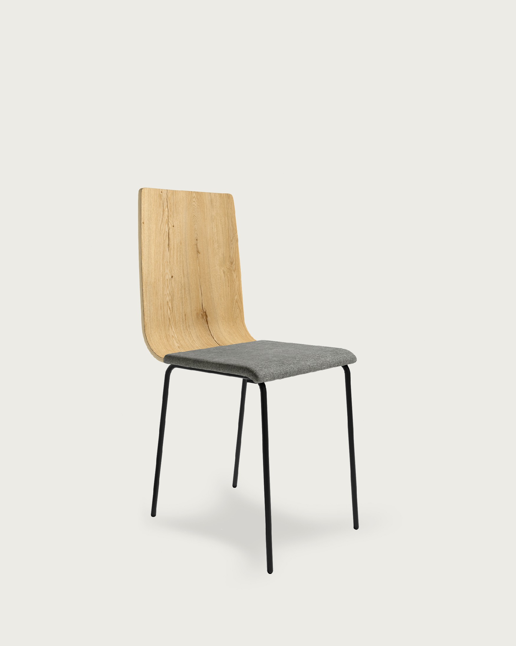Silla Dubai con tapizado gris, respaldo roble y patas metálicas negras
