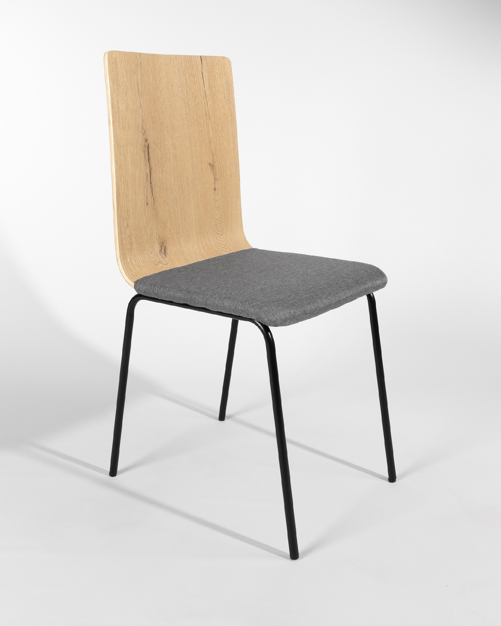 Silla Dubai con tapizado gris, respaldo roble y patas metálicas negras