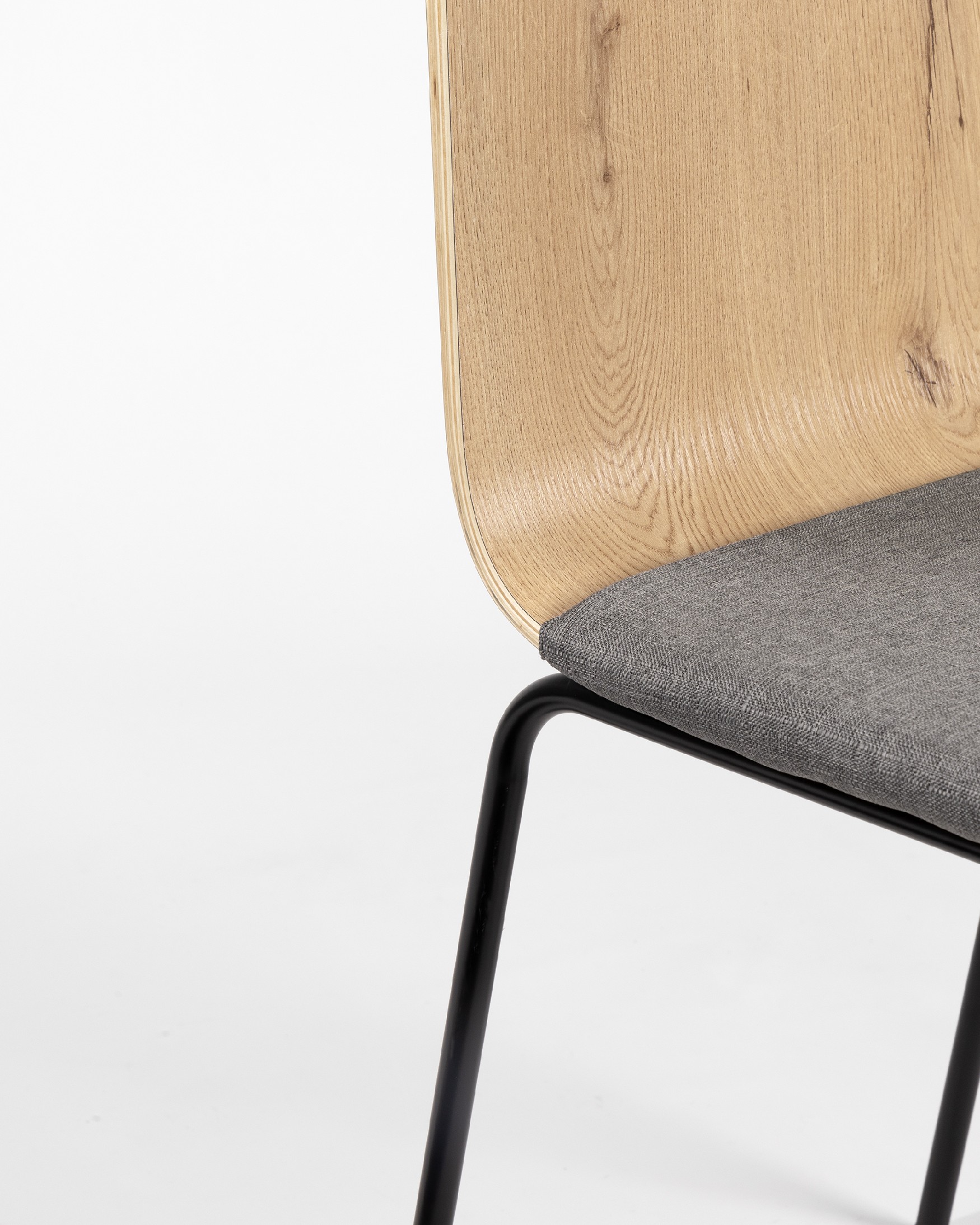 Silla Dubai con tapizado gris, respaldo roble y patas metálicas negras