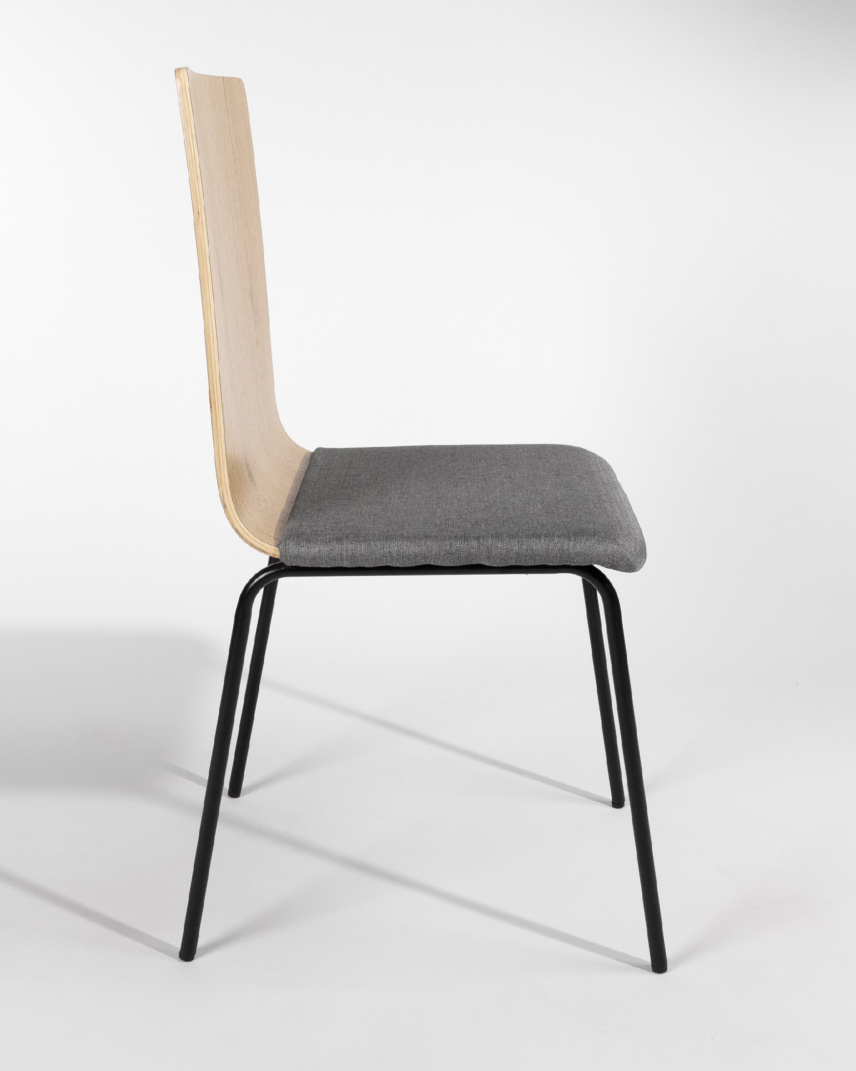 Silla Dubai con tapizado gris, respaldo roble y patas metálicas negras