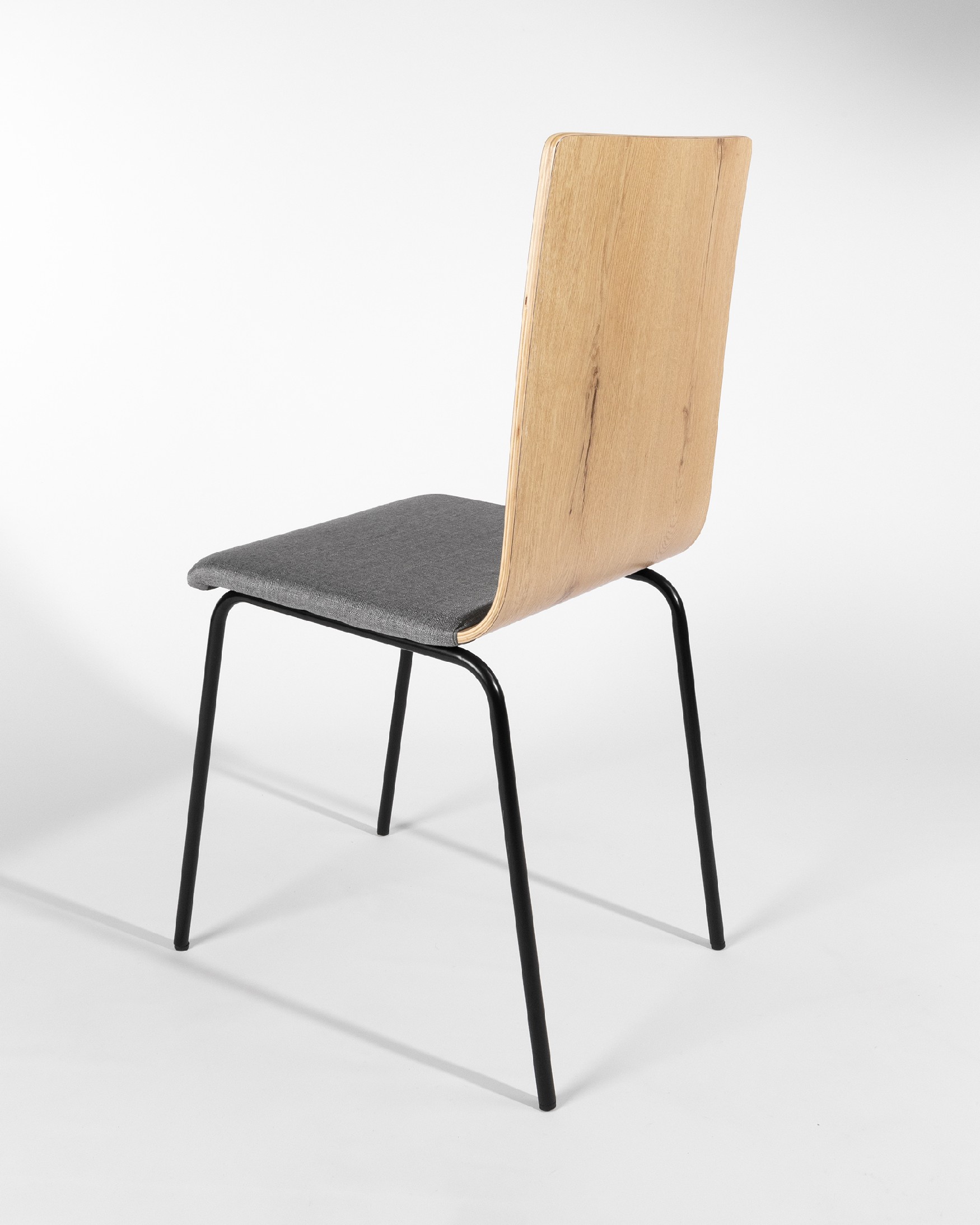 Silla Dubai con tapizado gris, respaldo roble y patas metálicas negras