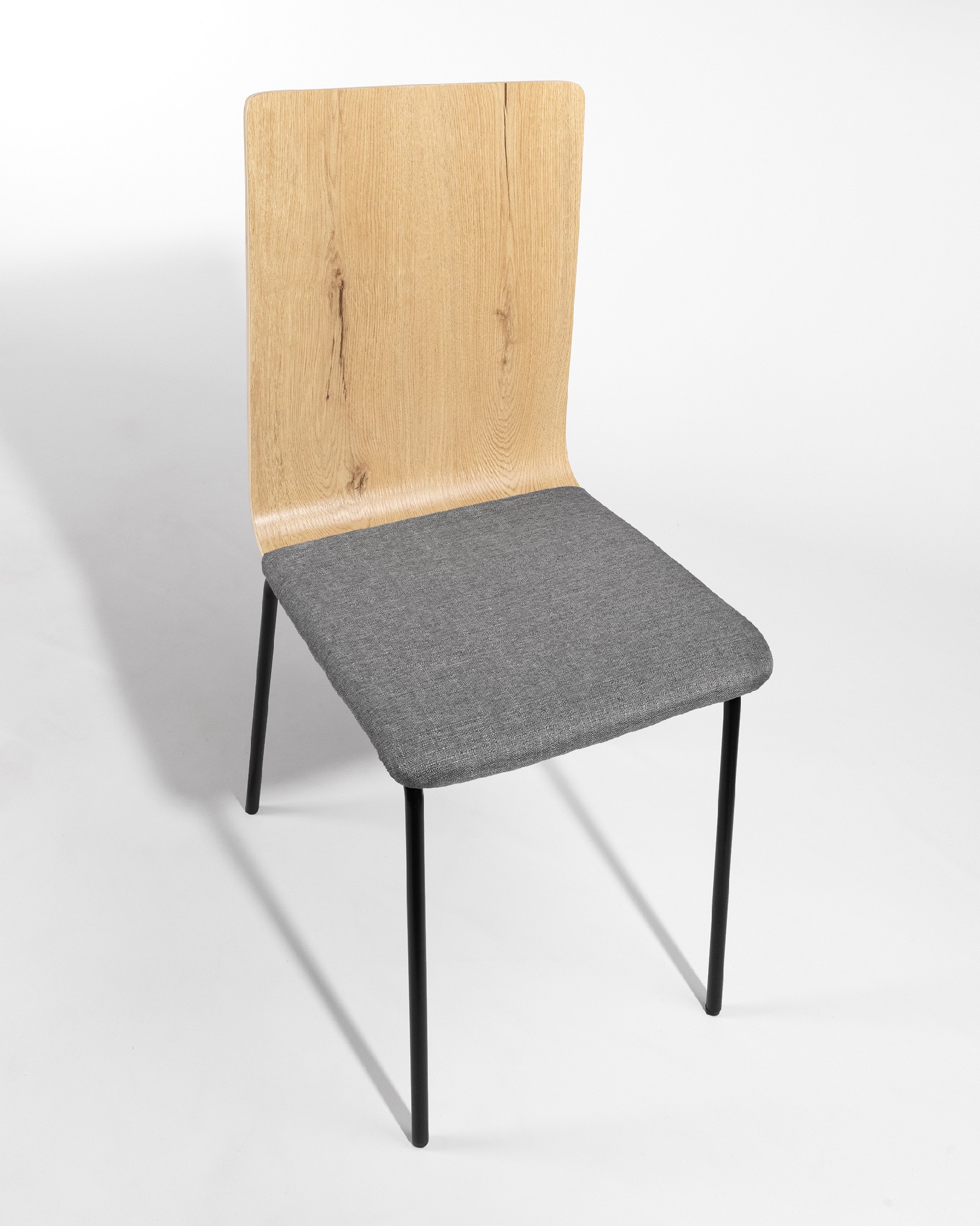 Silla Dubai con tapizado gris, respaldo roble y patas metálicas negras