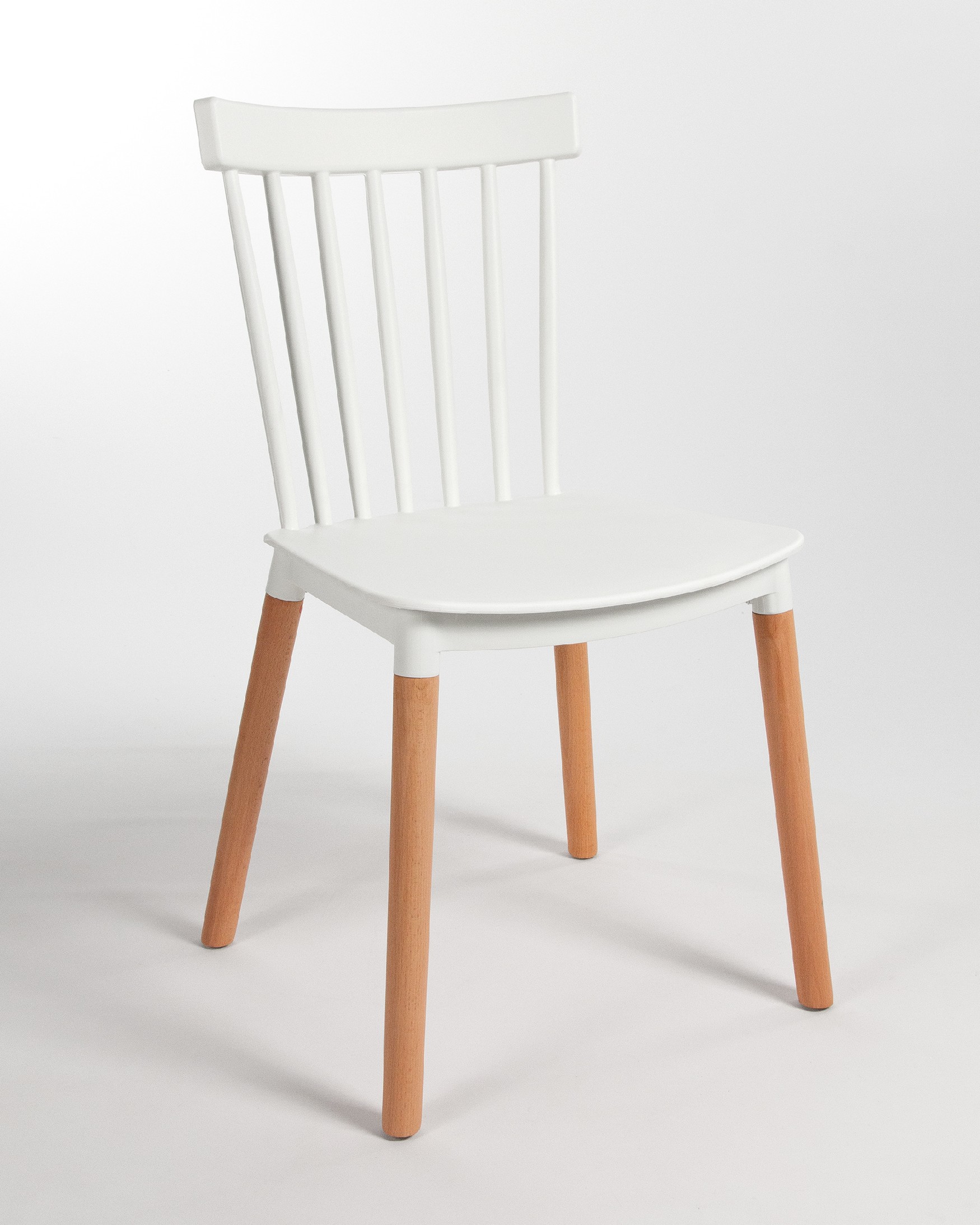 Silla Dublin con tapizado blanco y patas de haya