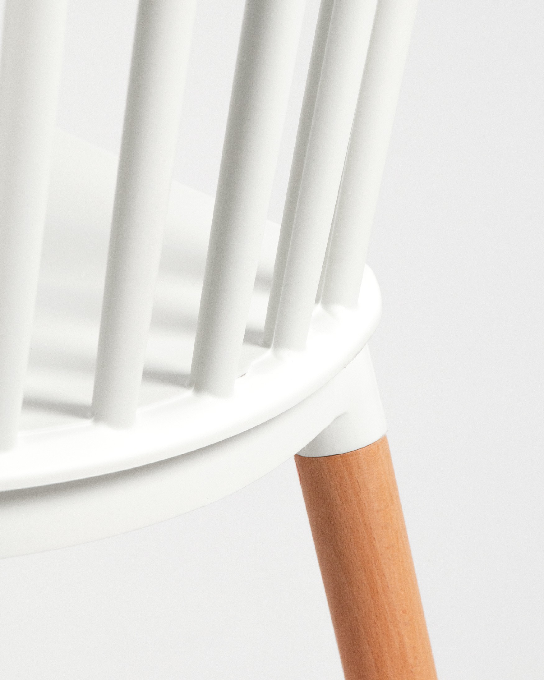 Silla Dublin con tapizado blanco y patas de haya
