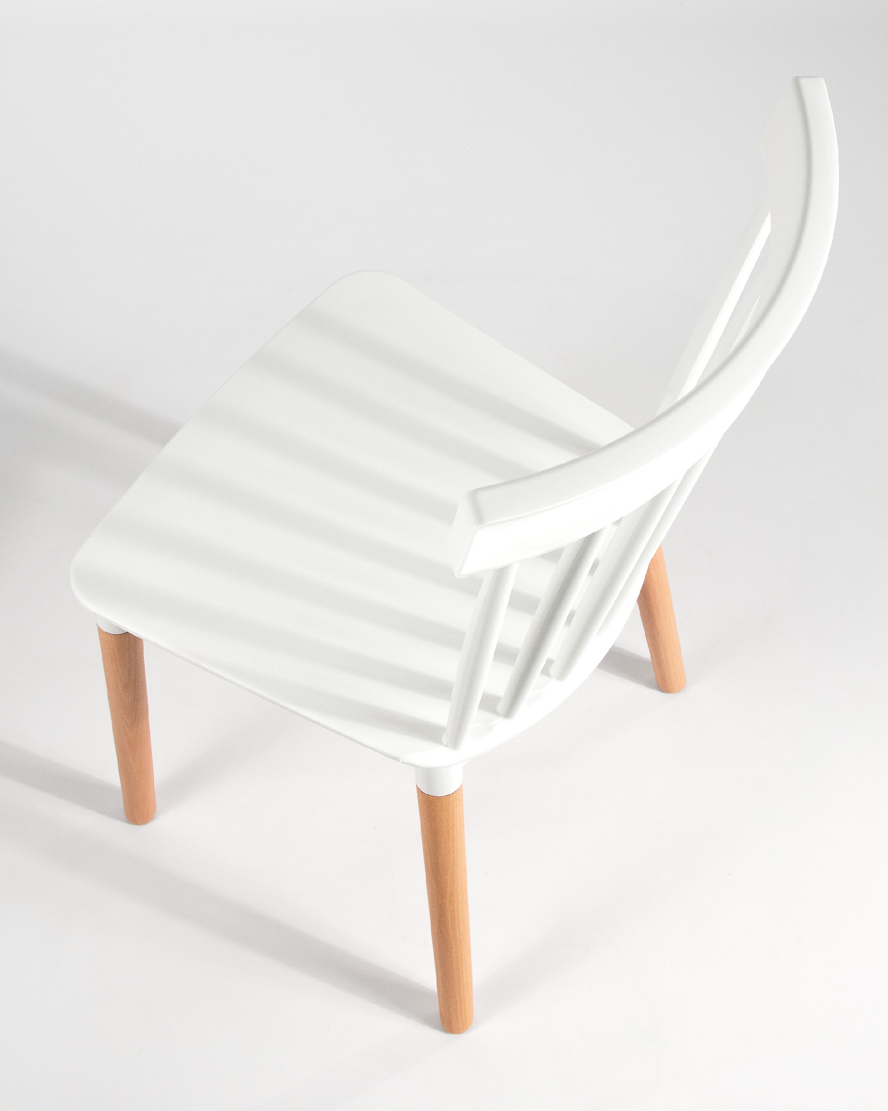 Silla Dublin con tapizado blanco y patas de haya