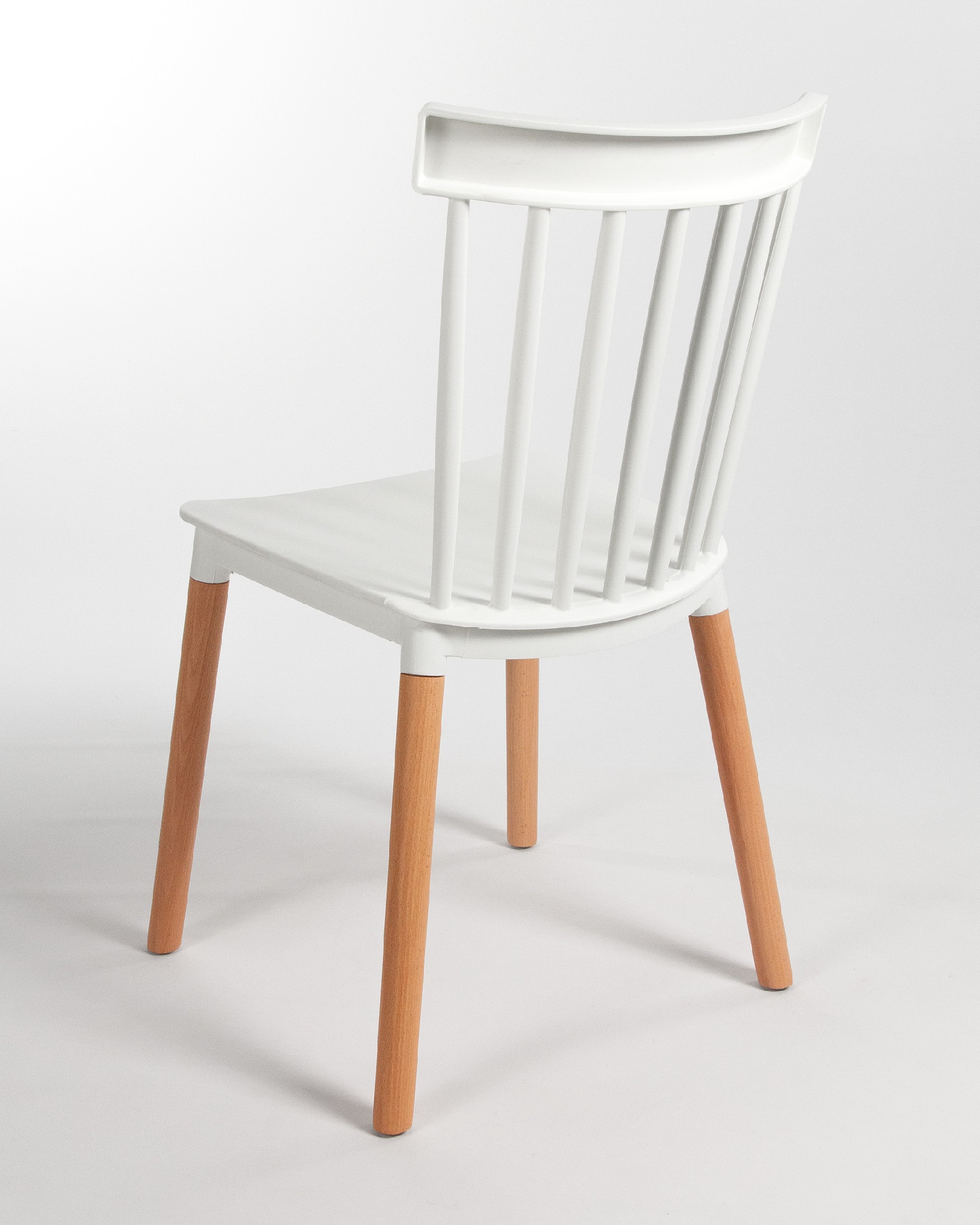 Silla Dublin con tapizado blanco y patas de haya