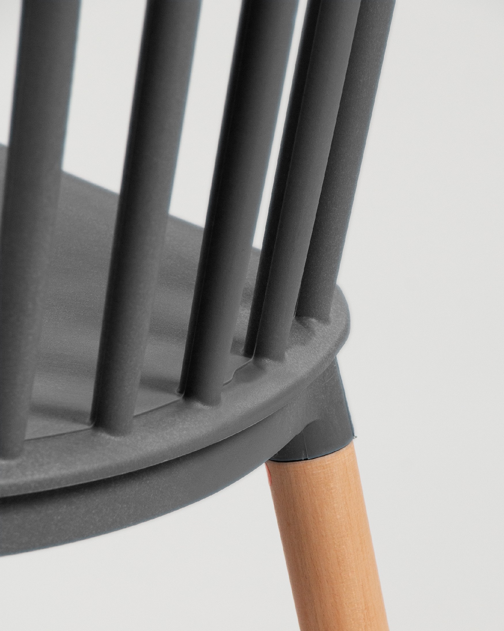 Chaise Dublin avec tapisserie graphite et pieds en hêtre