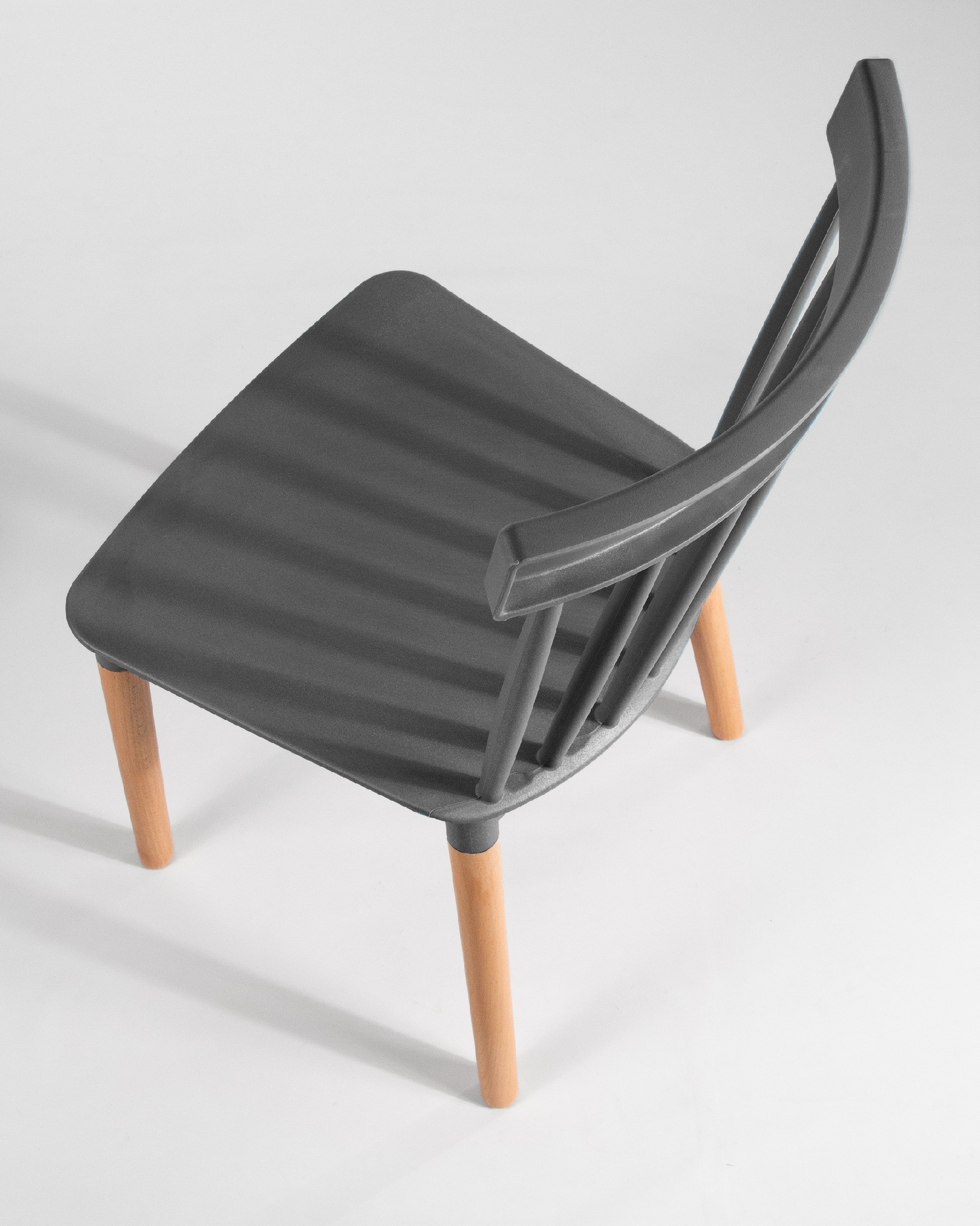 Chaise Dublin avec tapisserie graphite et pieds en hêtre