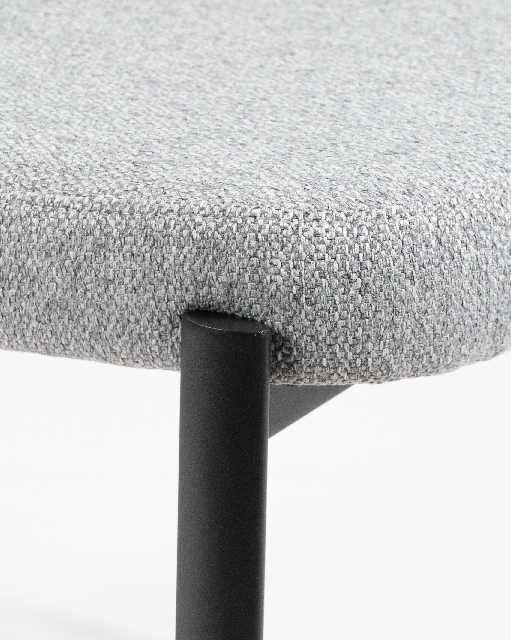 Chaise Durban avec rembourrage gris et pieds métalliques noirs