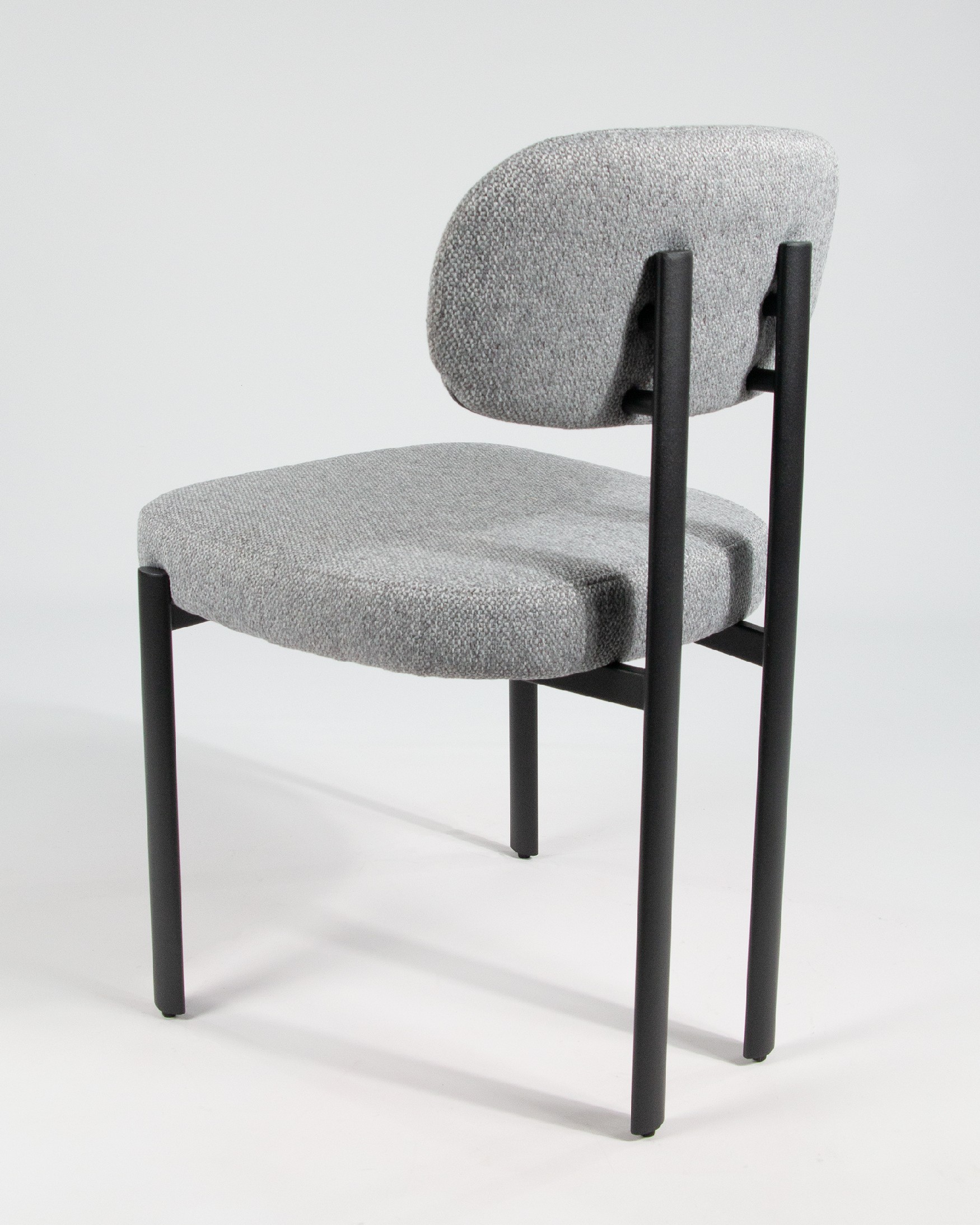 Chaise Durban avec rembourrage gris et pieds métalliques noirs