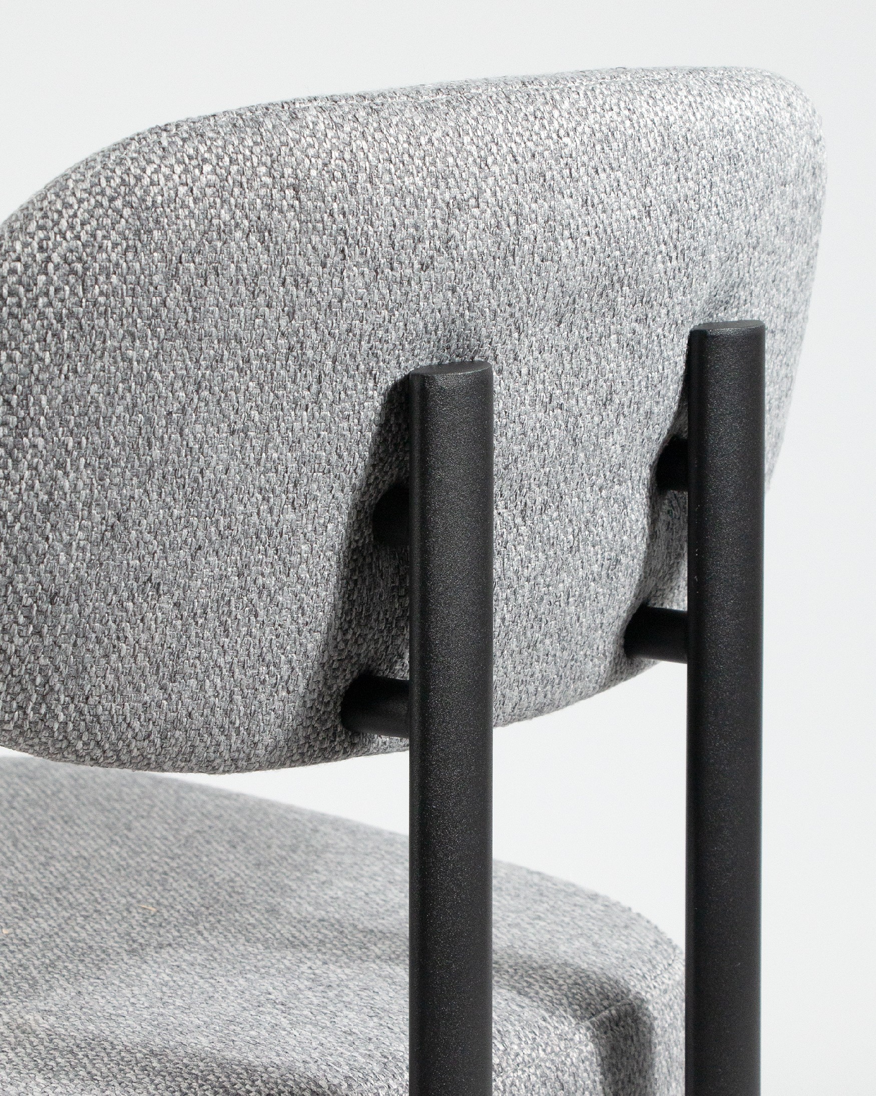 Chaise Durban avec rembourrage gris et pieds métalliques noirs