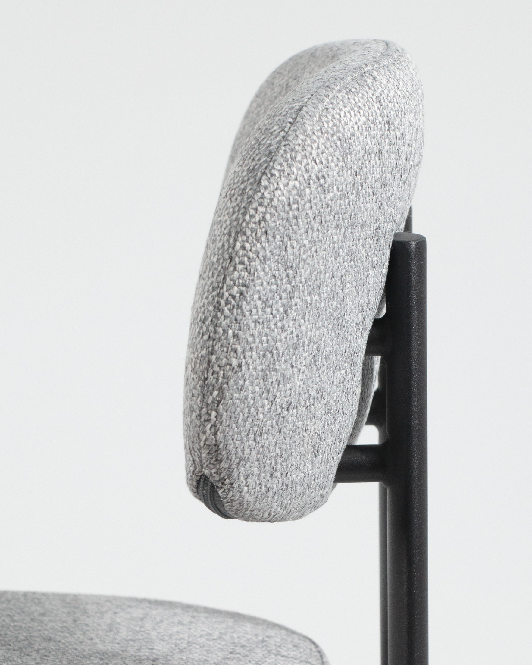 Chaise Durban avec rembourrage gris et pieds métalliques noirs