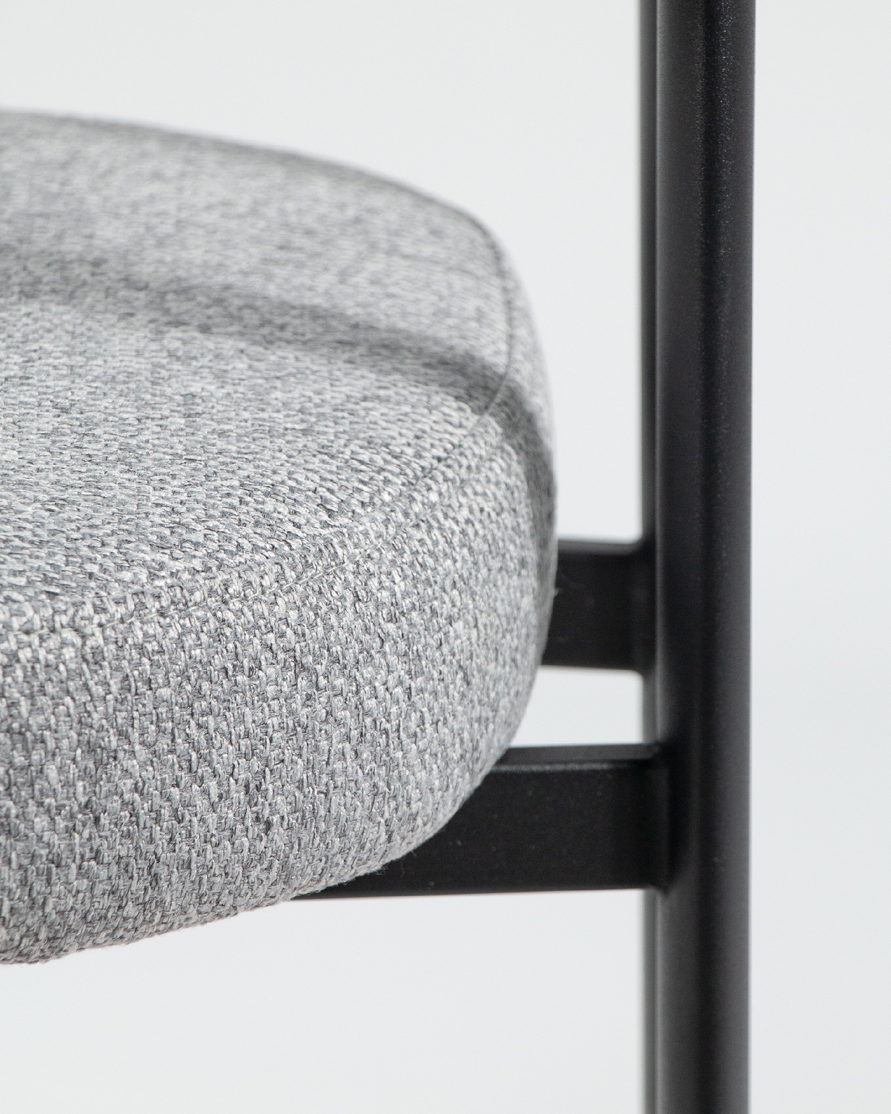 Chaise Durban avec rembourrage gris et pieds métalliques noirs