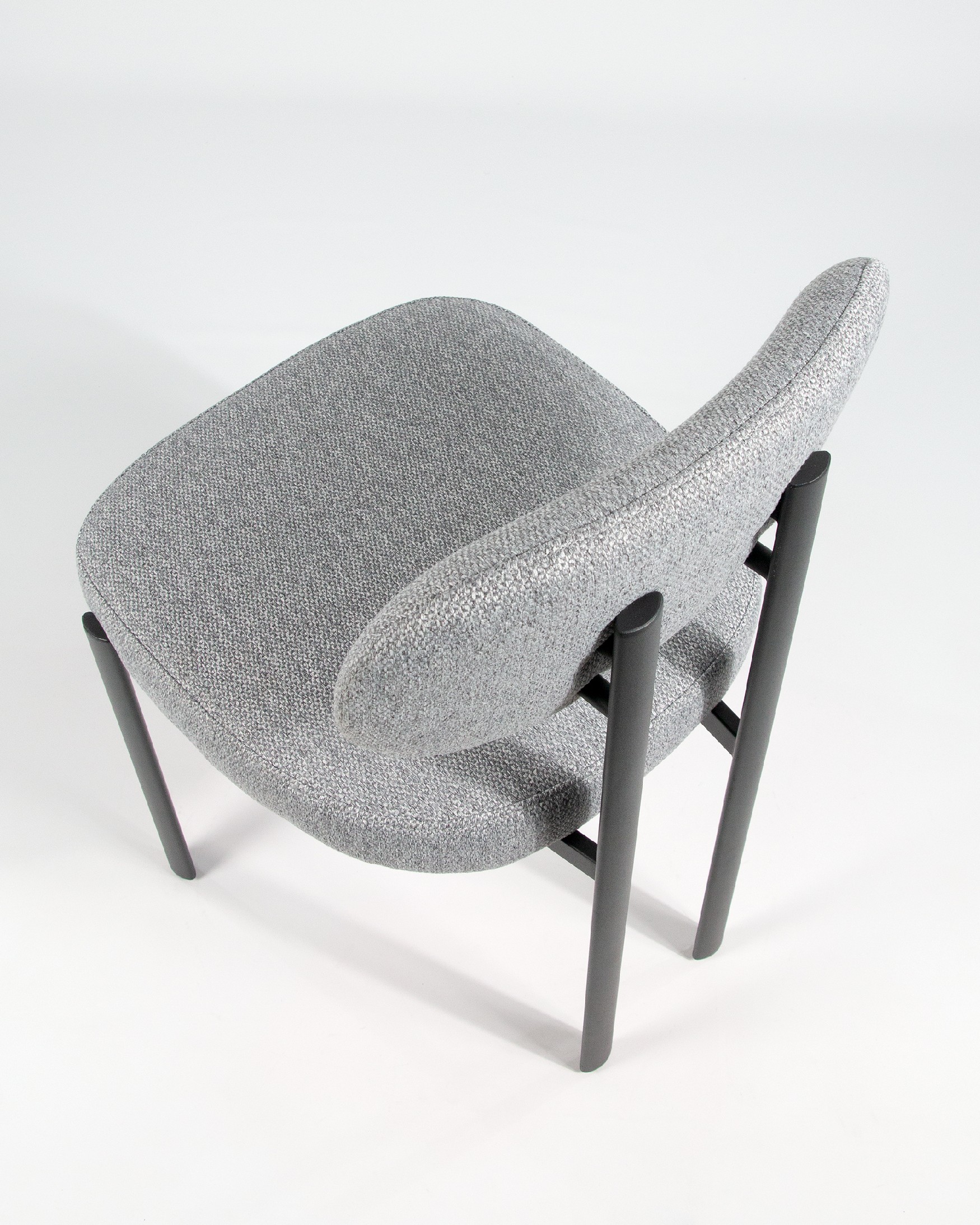 Chaise Durban avec rembourrage gris et pieds métalliques noirs