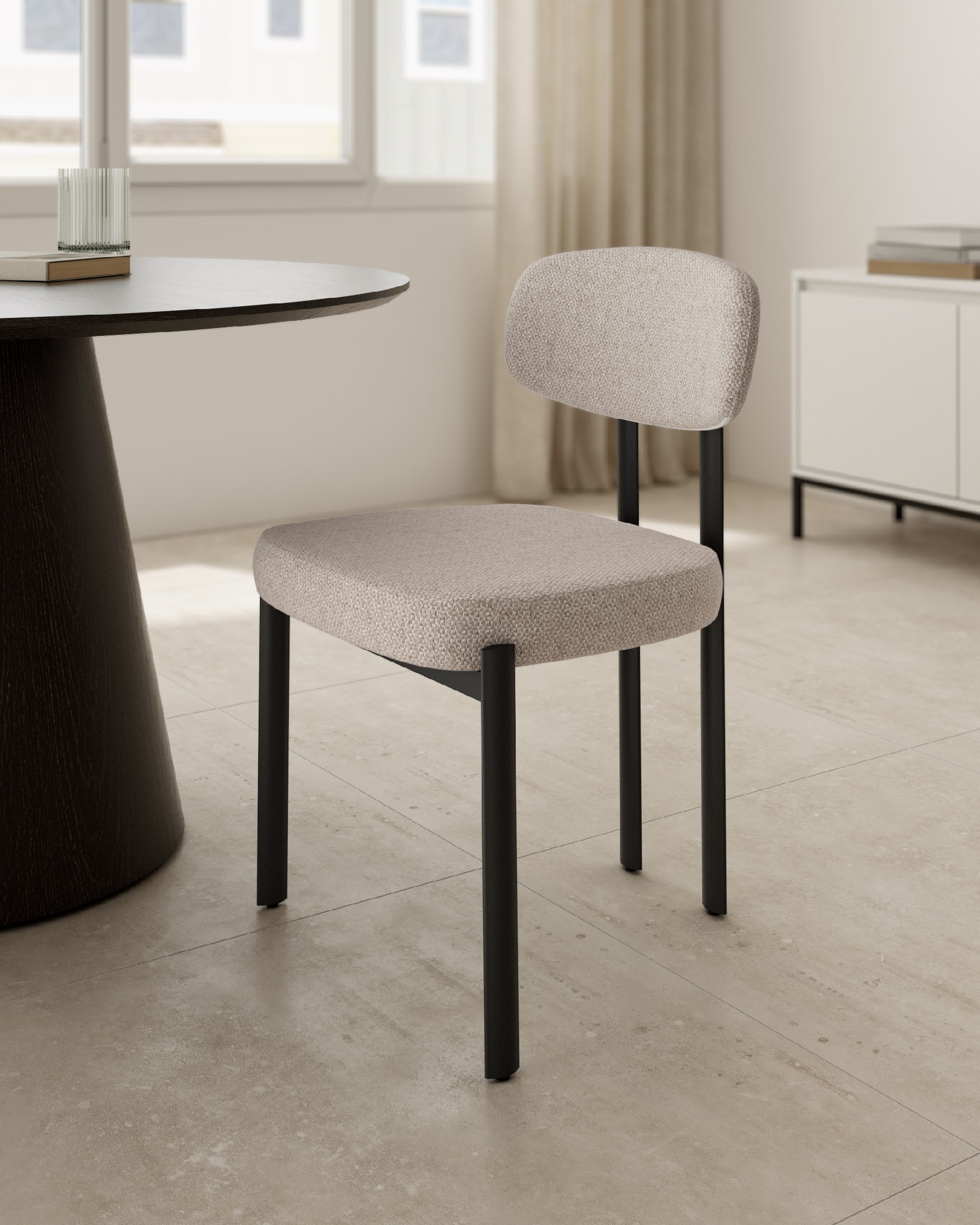 Silla Durban con tapizado marrón y patas metálicas negras