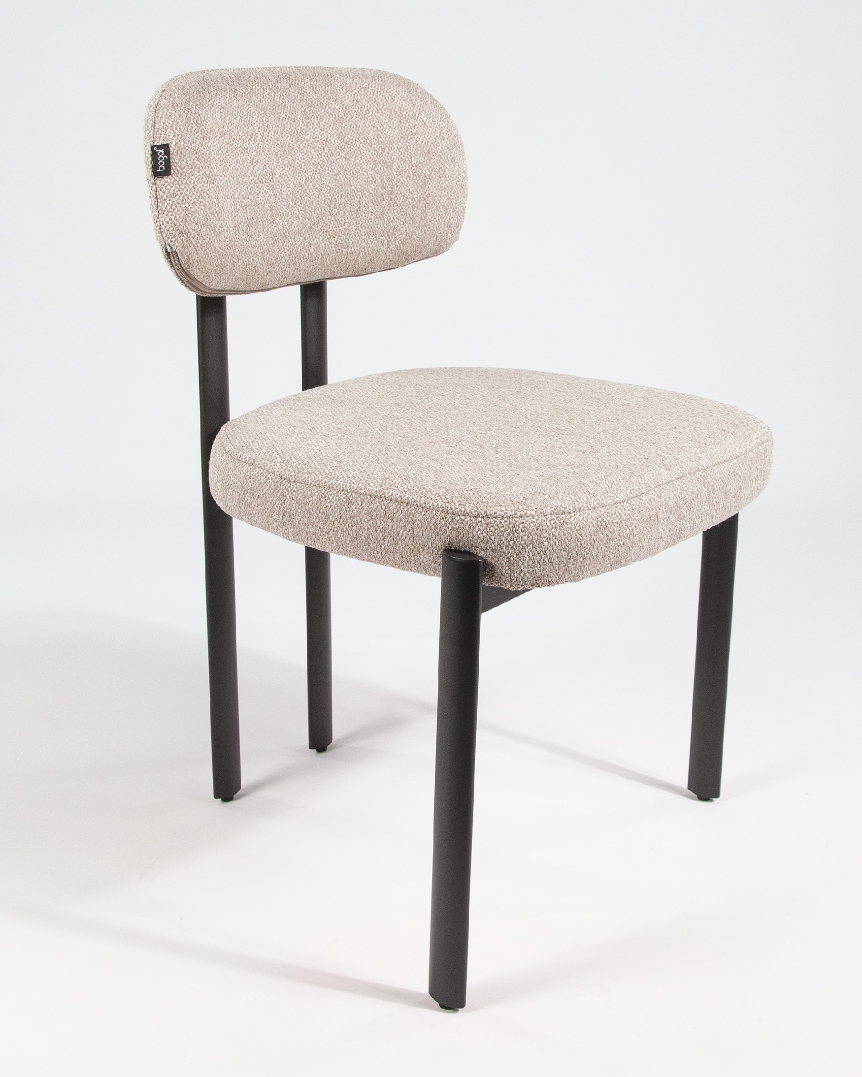 Silla Durban con tapizado marrón y patas metálicas negras