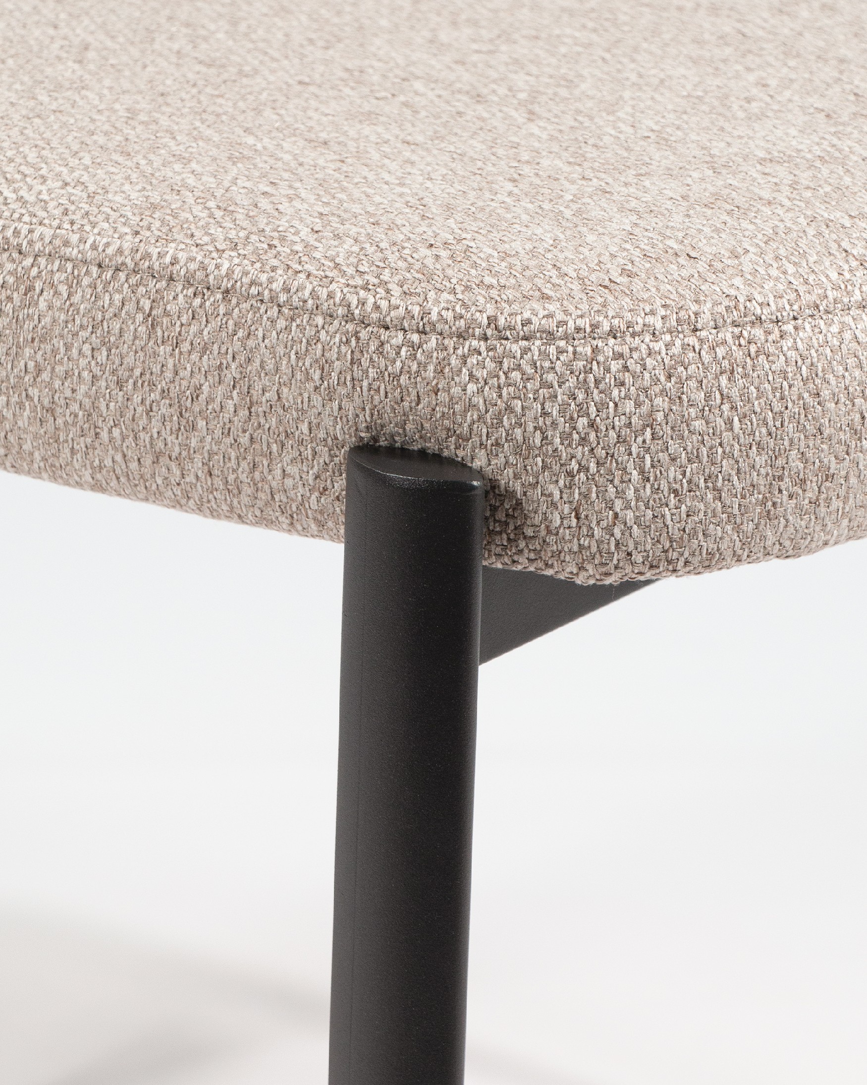 Silla Durban con tapizado marrón y patas metálicas negras