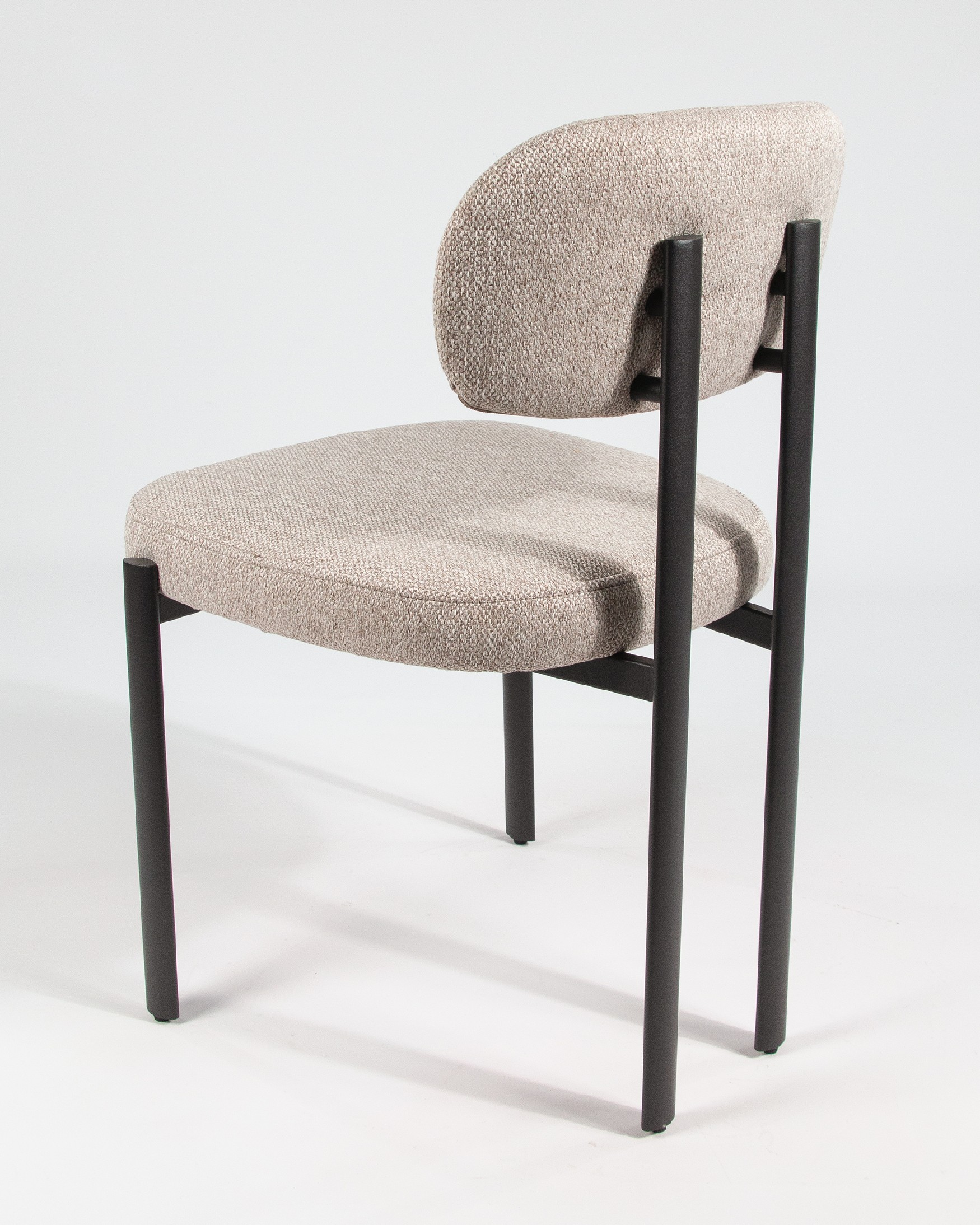 Silla Durban con tapizado marrón y patas metálicas negras