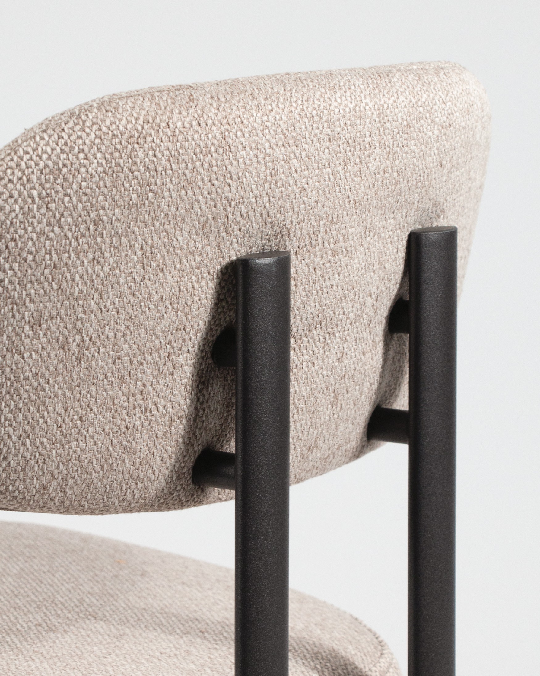 Silla Durban con tapizado marrón y patas metálicas negras