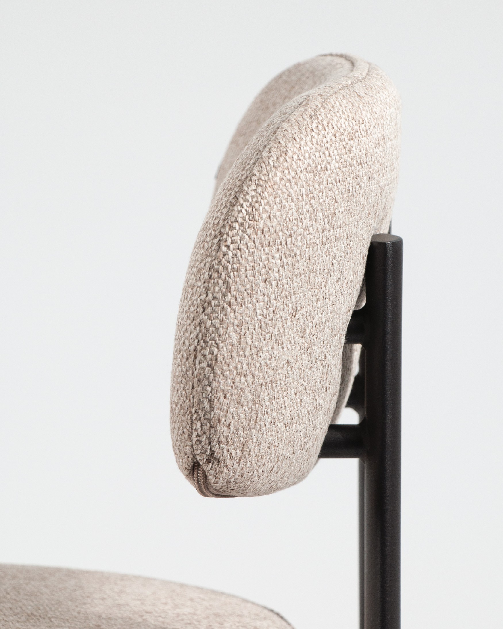 Silla Durban con tapizado marrón y patas metálicas negras