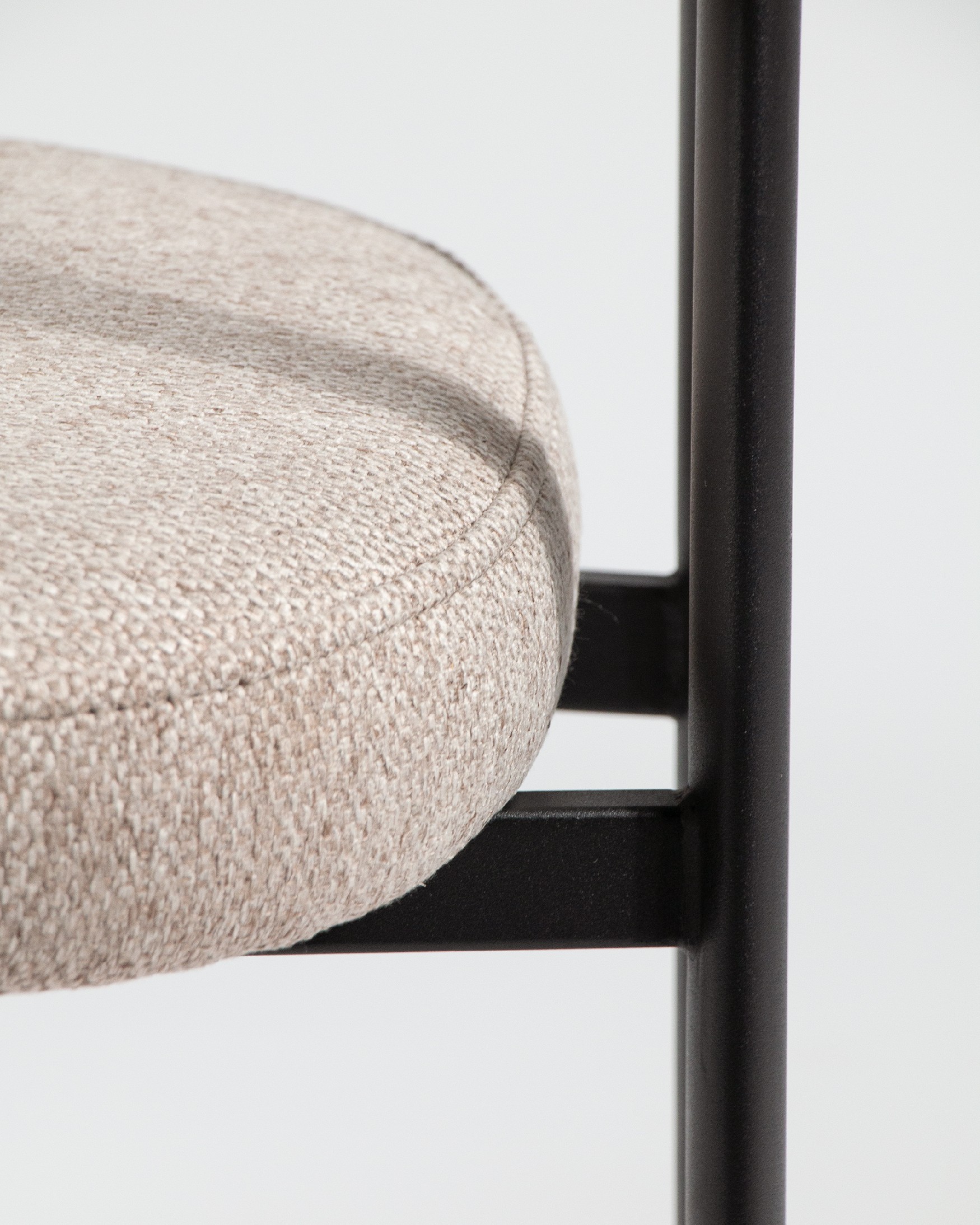 Silla Durban con tapizado marrón y patas metálicas negras