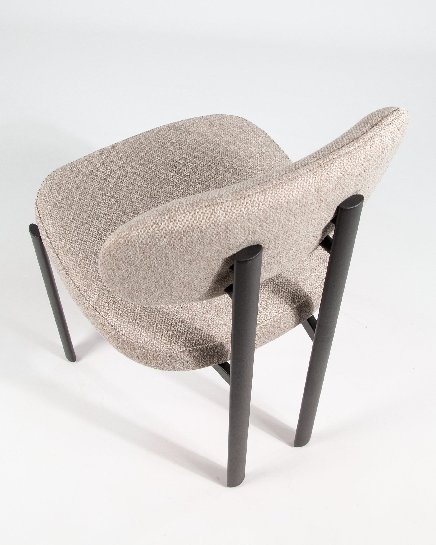 Silla Durban con tapizado marrón y patas metálicas negras