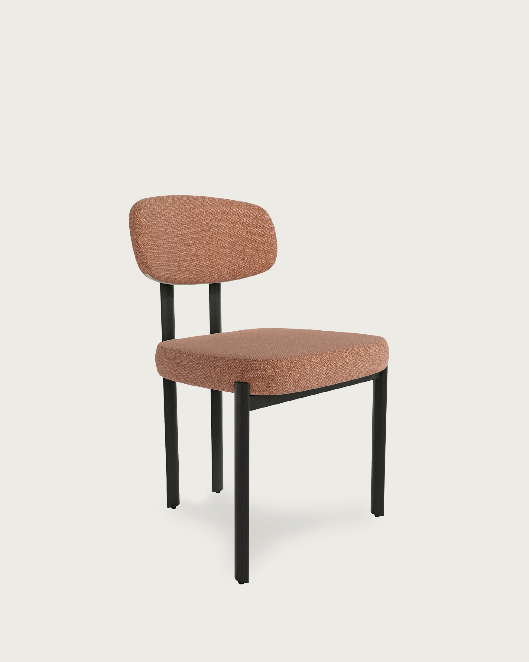 Silla Durban con tapizado salmón y patas metálicas negras