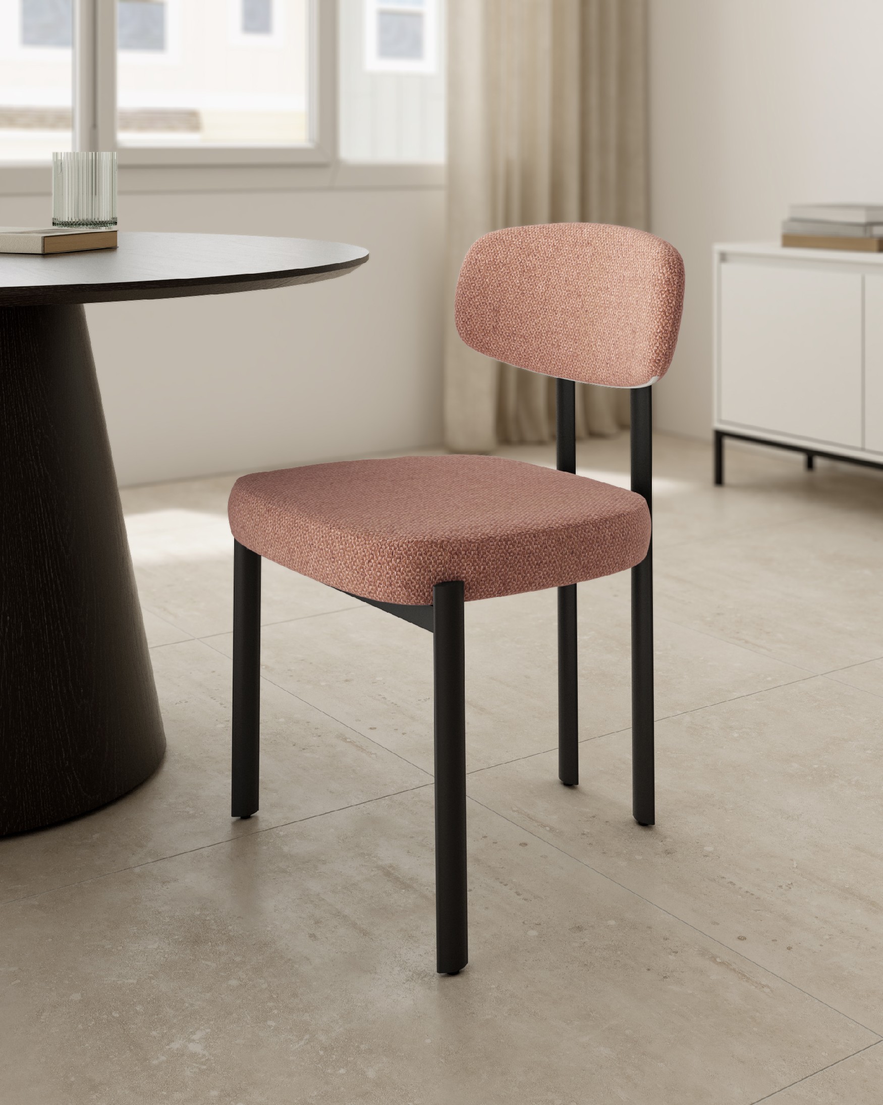 Silla Durban con tapizado salmón y patas metálicas negras