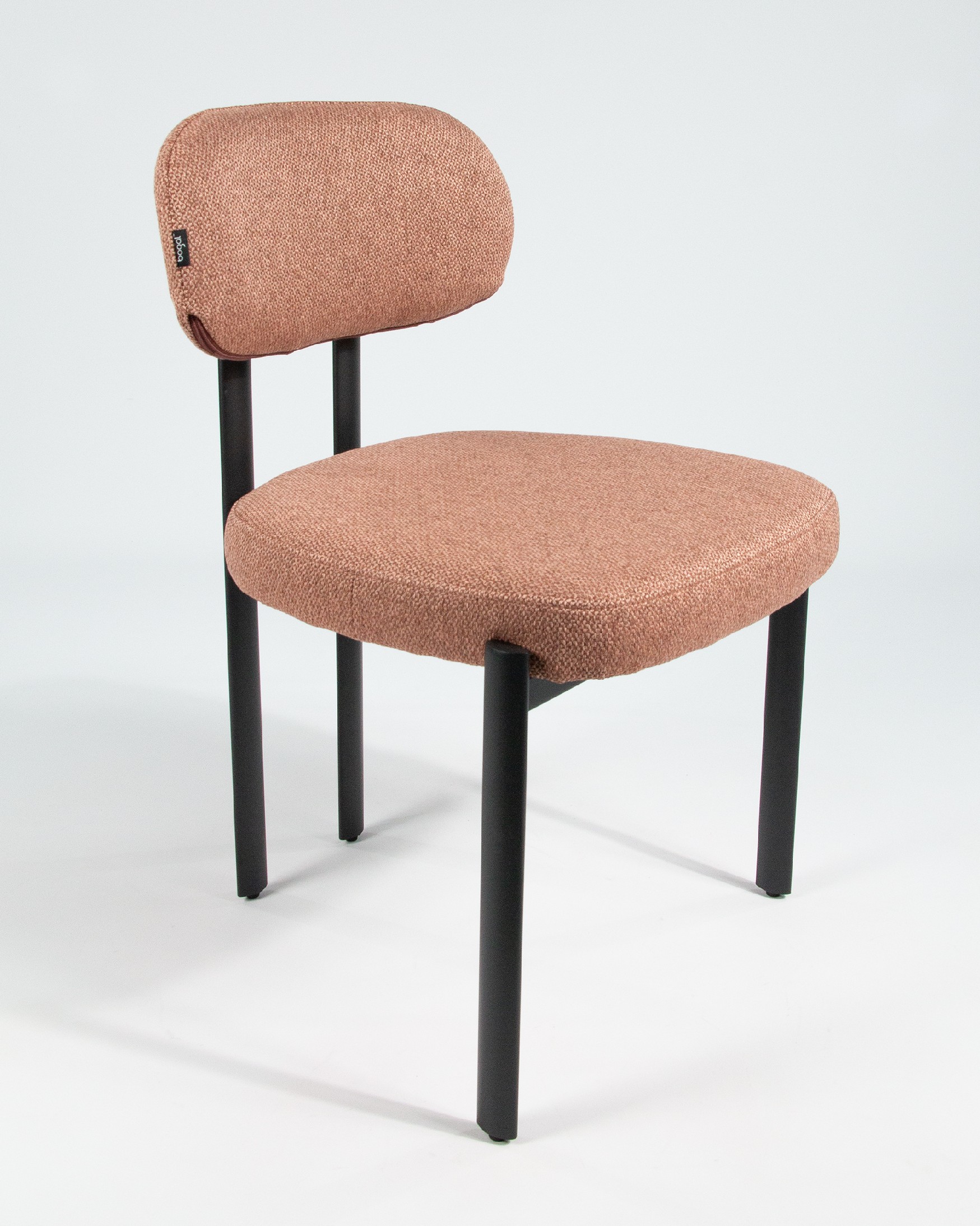 Silla Durban con tapizado salmón y patas metálicas negras