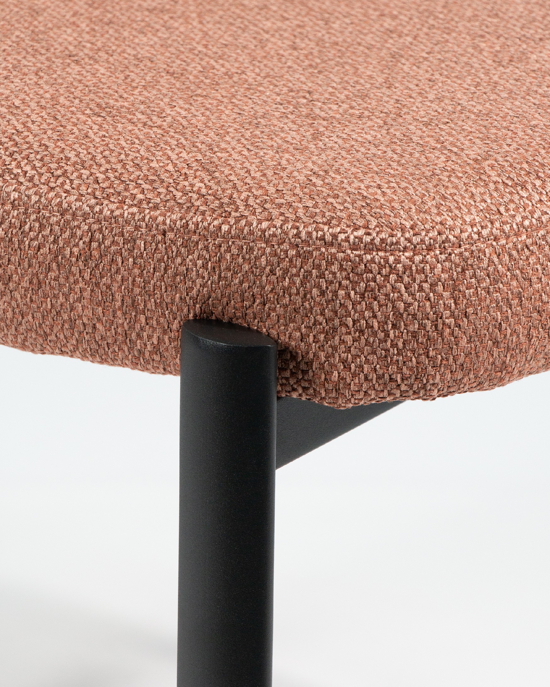 Silla Durban con tapizado salmón y patas metálicas negras