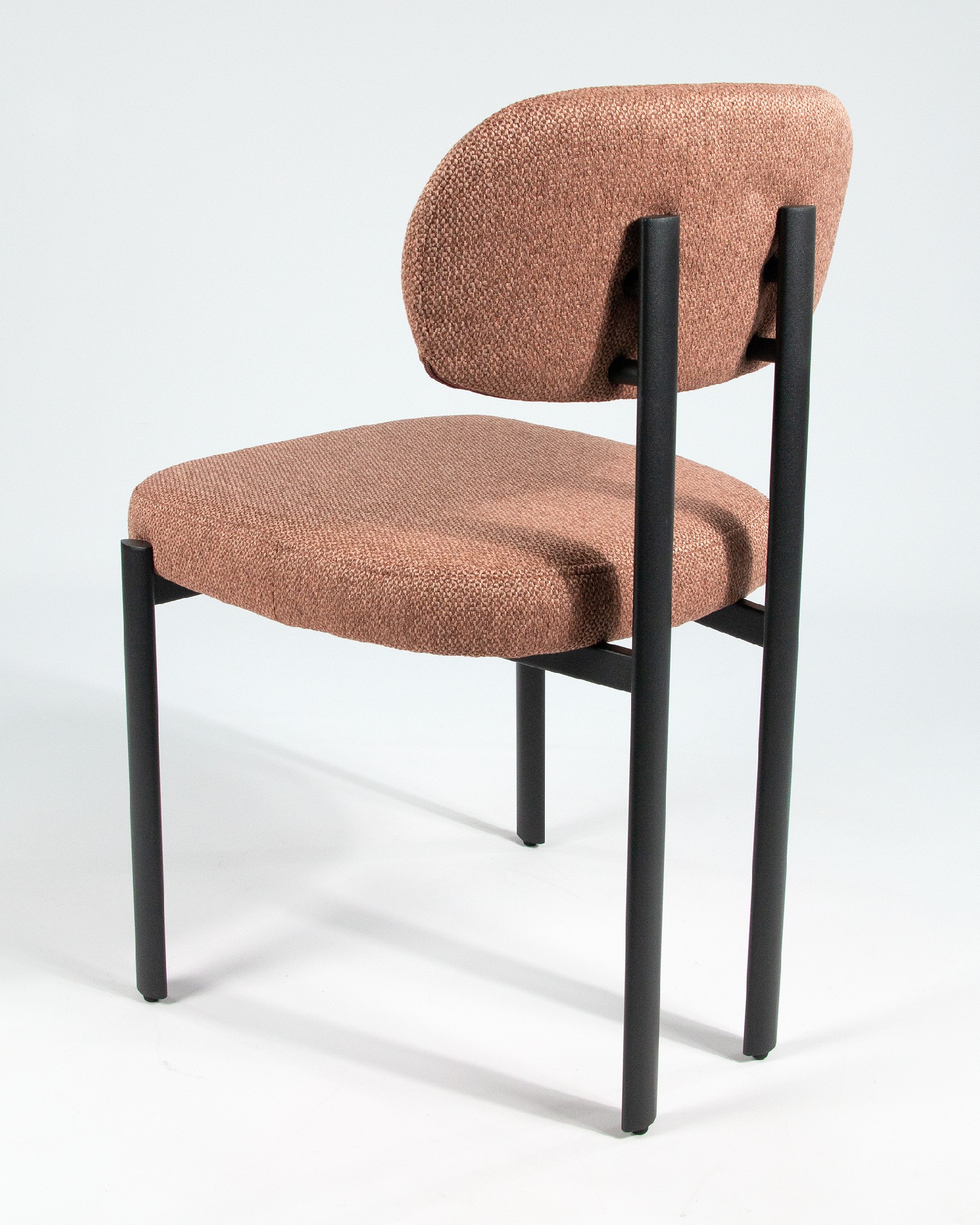 Silla Durban con tapizado salmón y patas metálicas negras