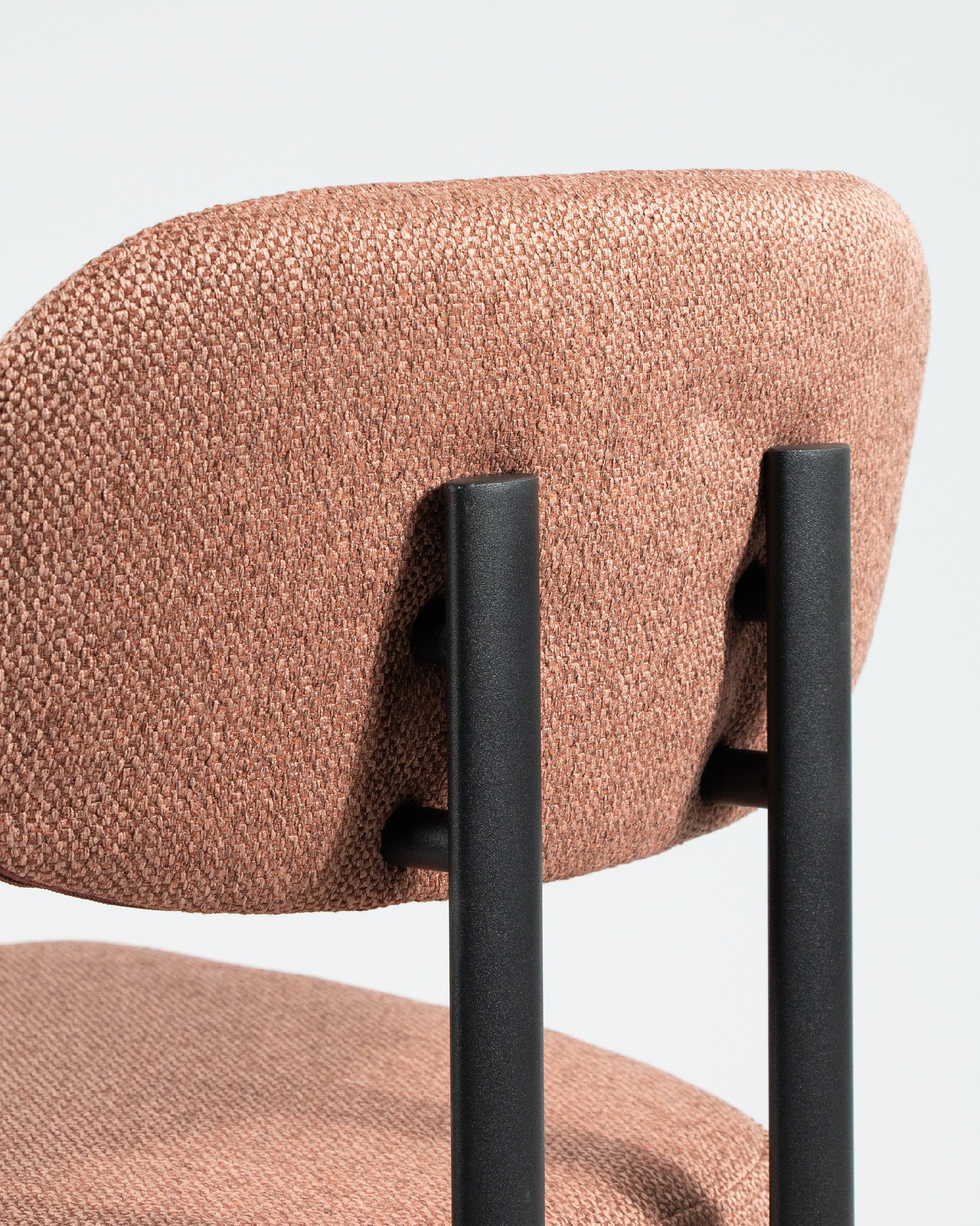 Silla Durban con tapizado salmón y patas metálicas negras