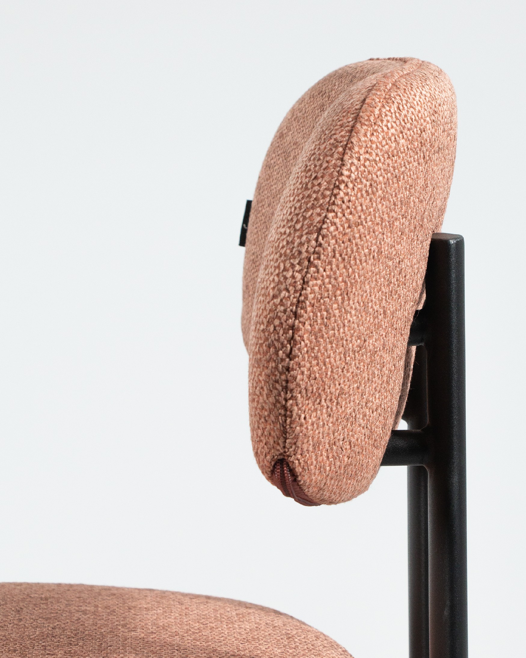 Silla Durban con tapizado salmón y patas metálicas negras