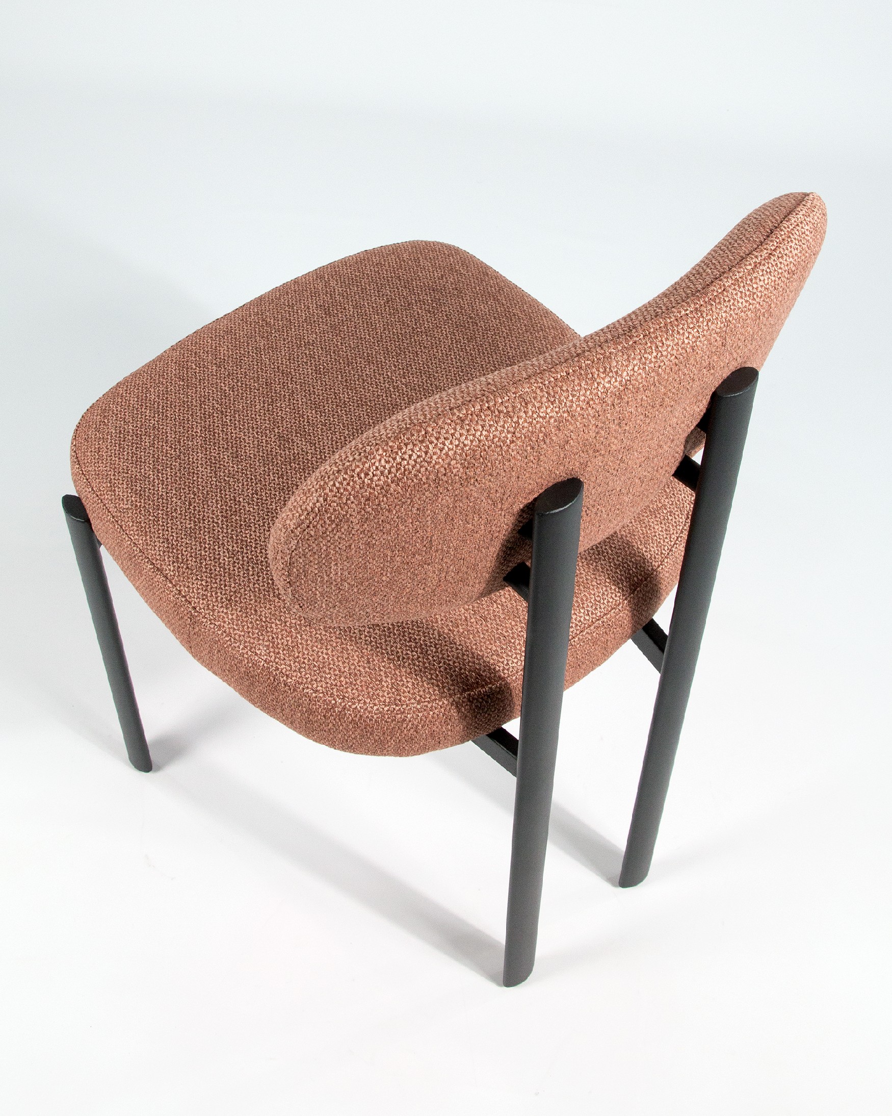 Silla Durban con tapizado salmón y patas metálicas negras
