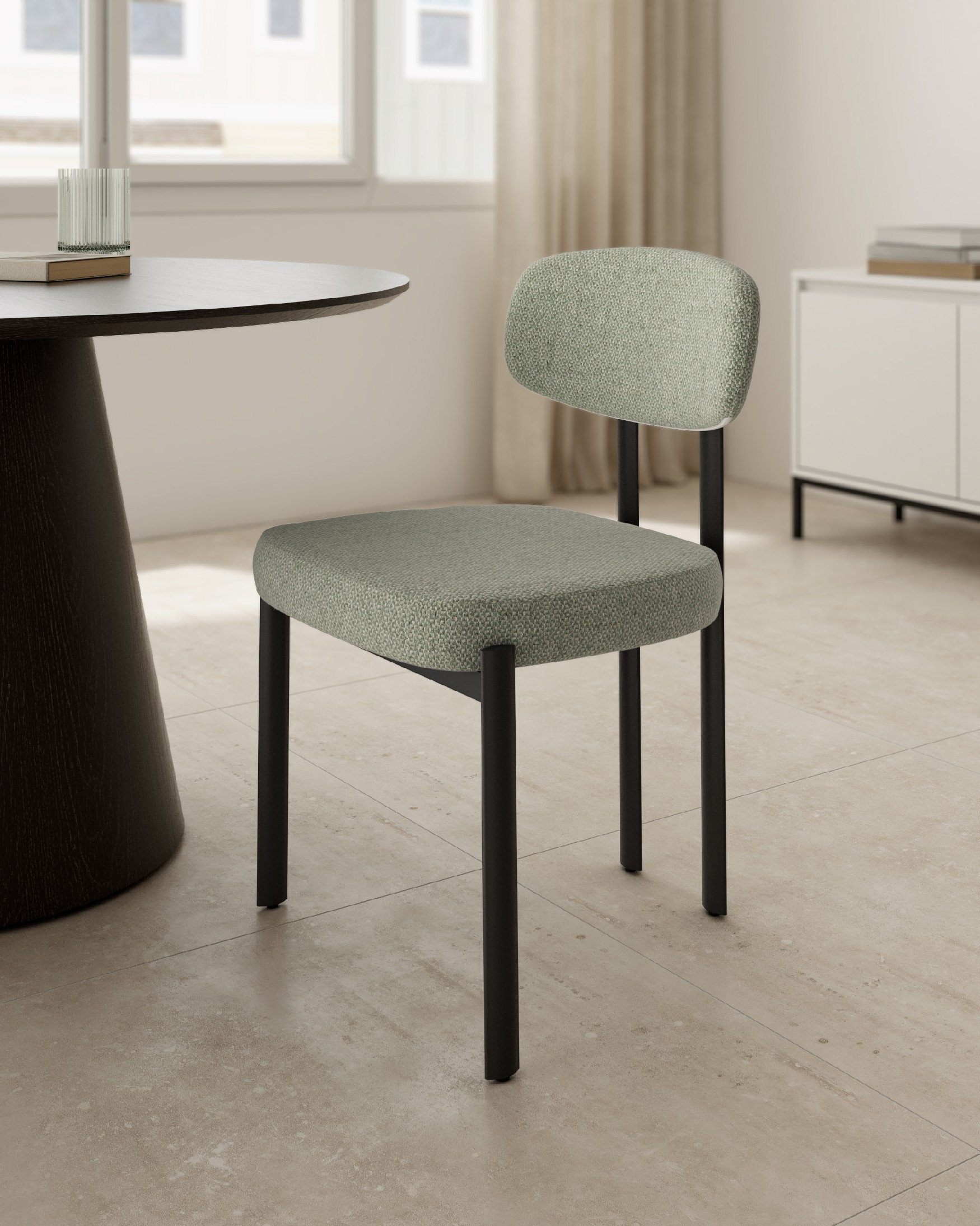 Chaise Durban avec un revêtement vert et des pieds métalliques noirs