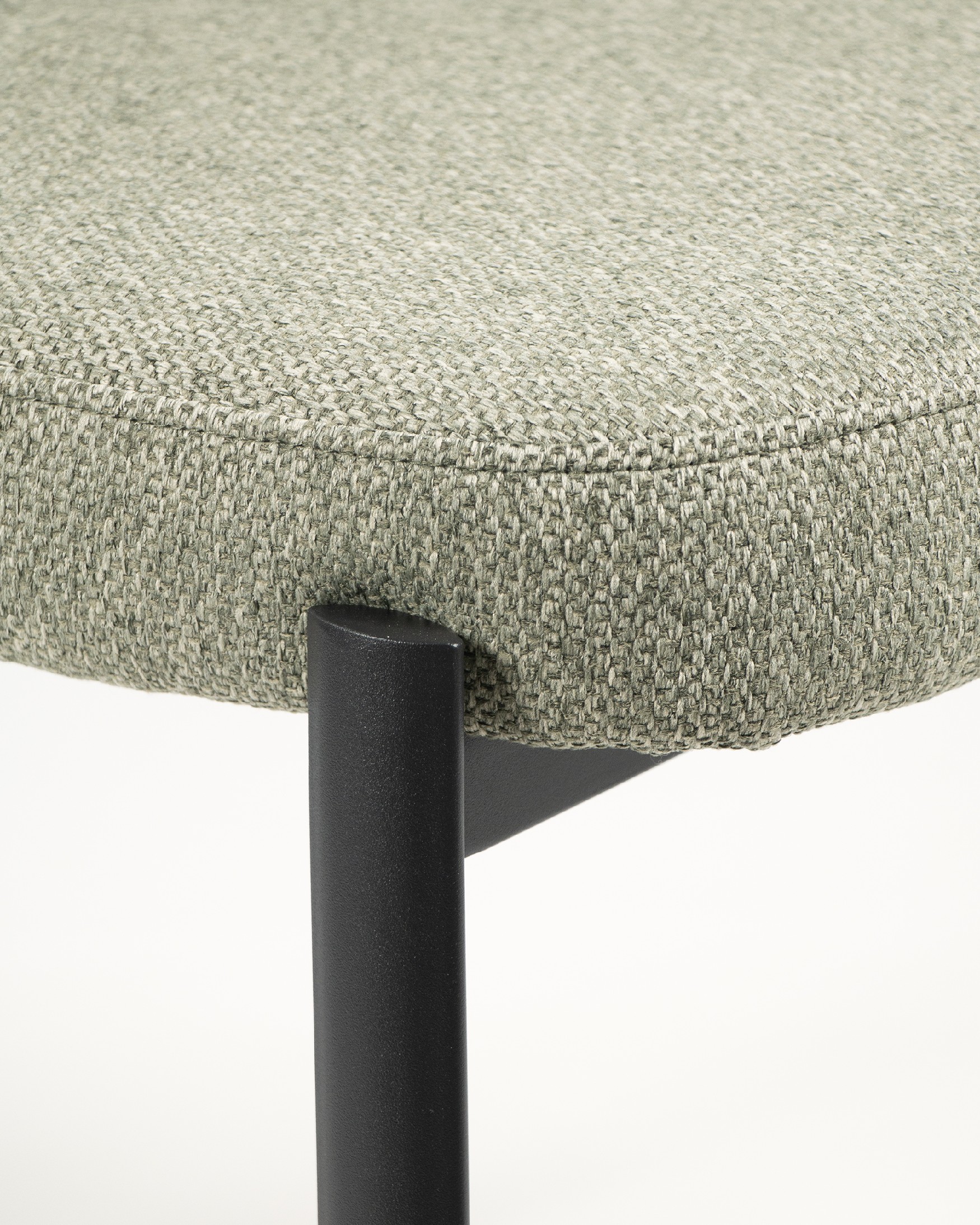 Chaise Durban avec un revêtement vert et des pieds métalliques noirs