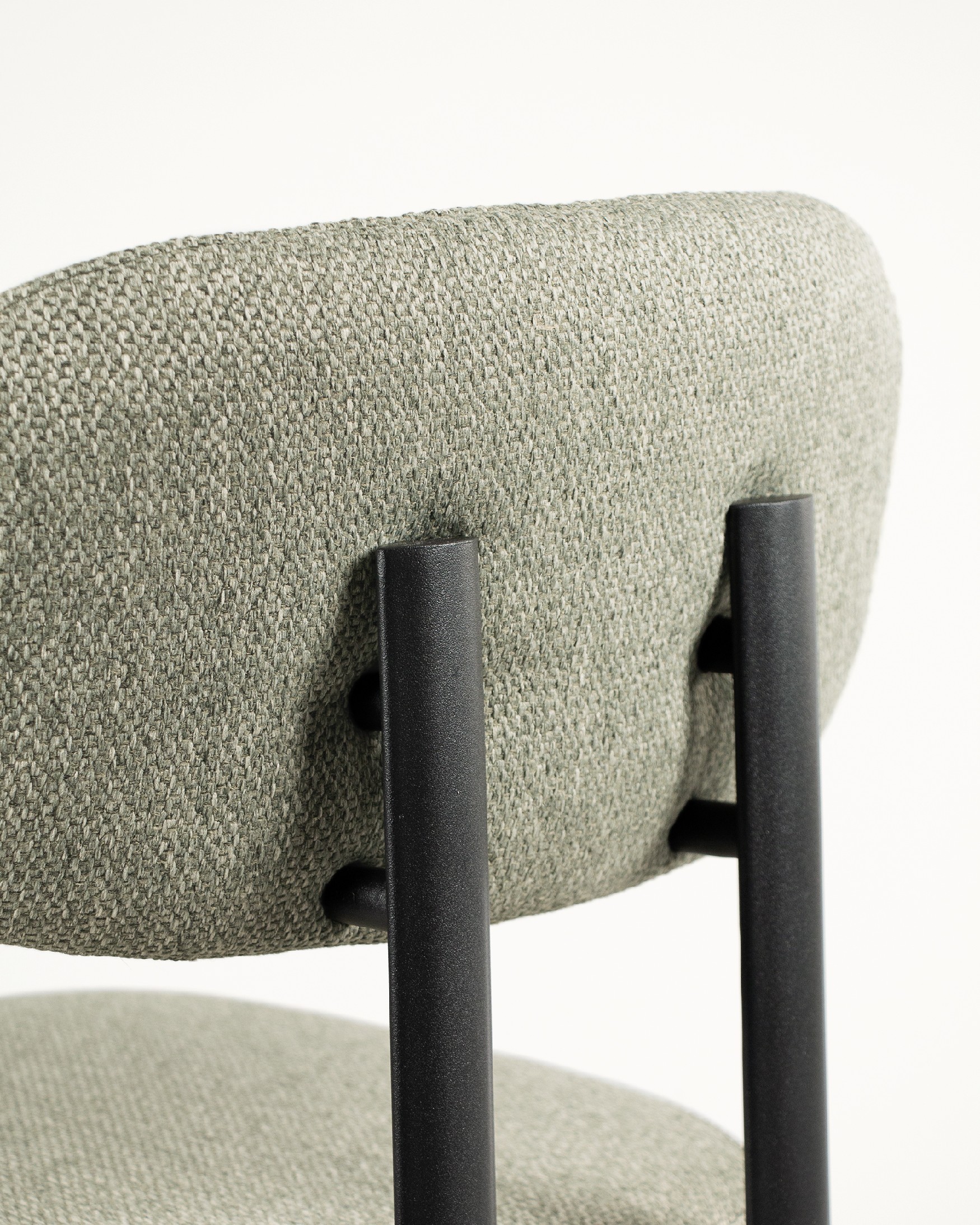 Chaise Durban avec un revêtement vert et des pieds métalliques noirs