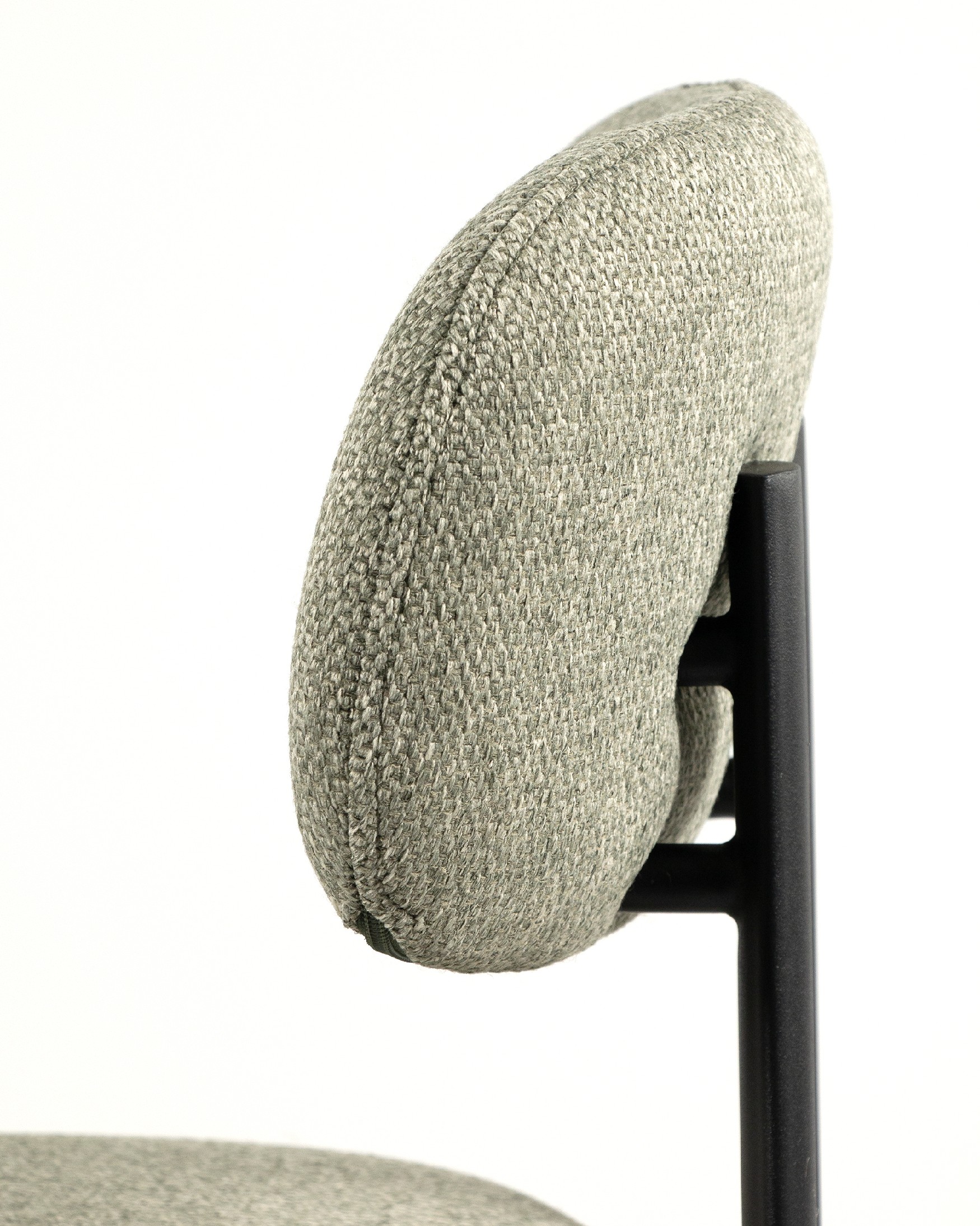 Chaise Durban avec un revêtement vert et des pieds métalliques noirs