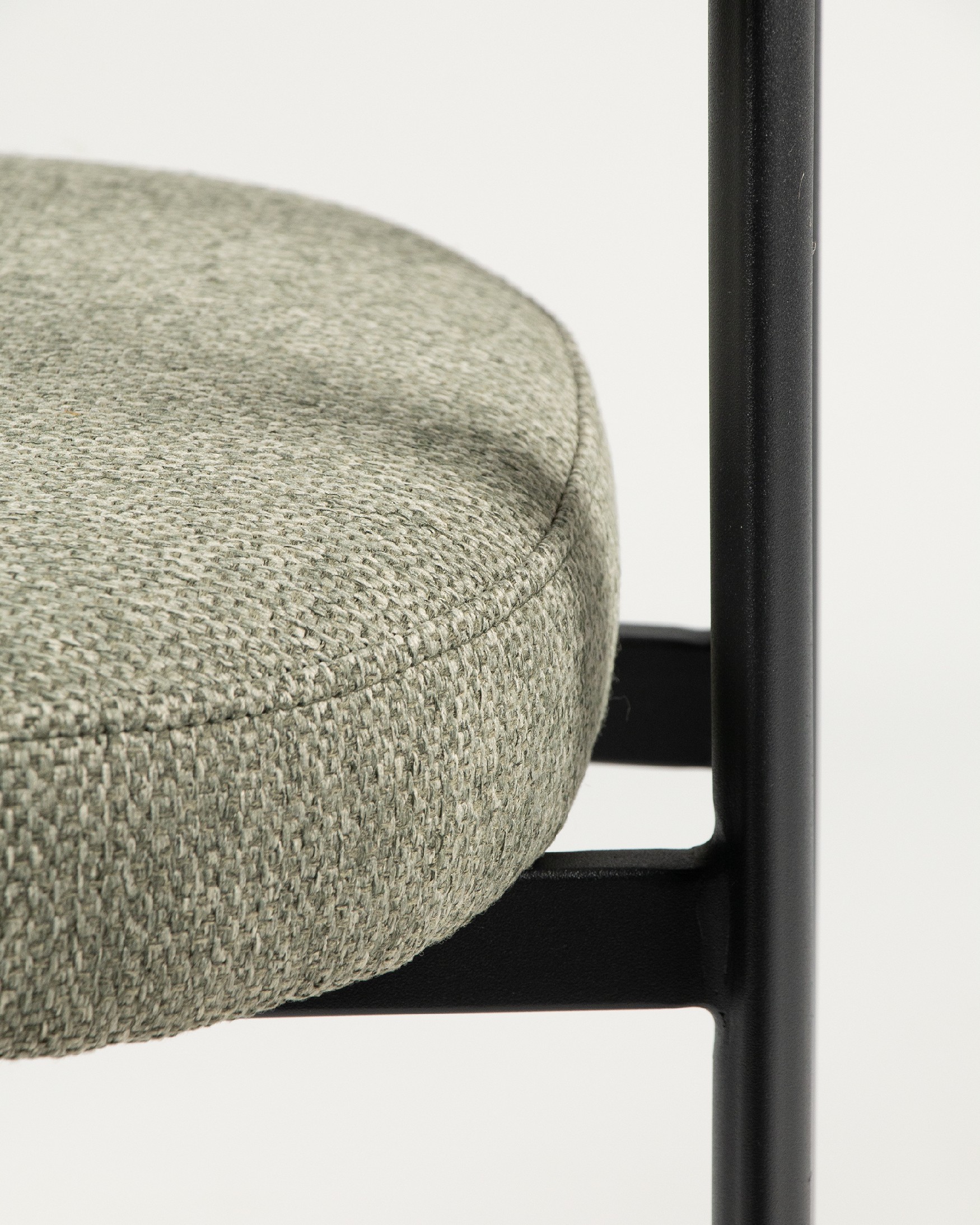 Chaise Durban avec un revêtement vert et des pieds métalliques noirs