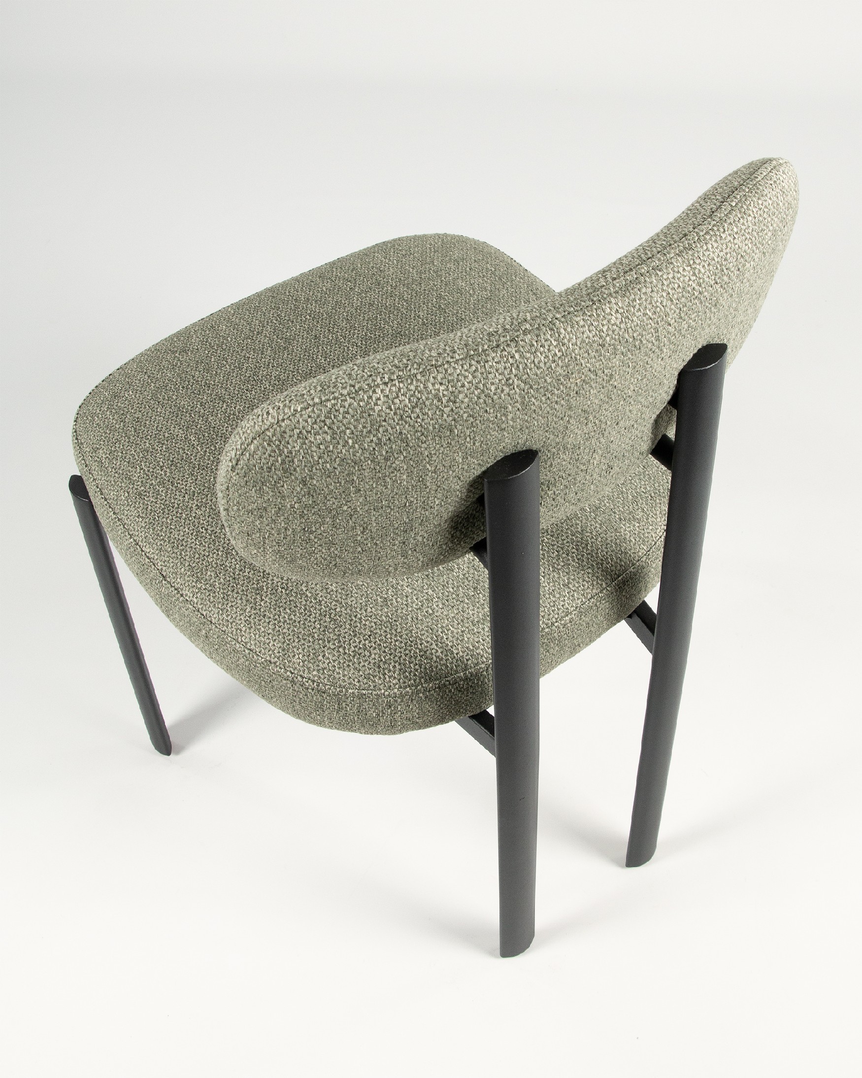 Chaise Durban avec un revêtement vert et des pieds métalliques noirs