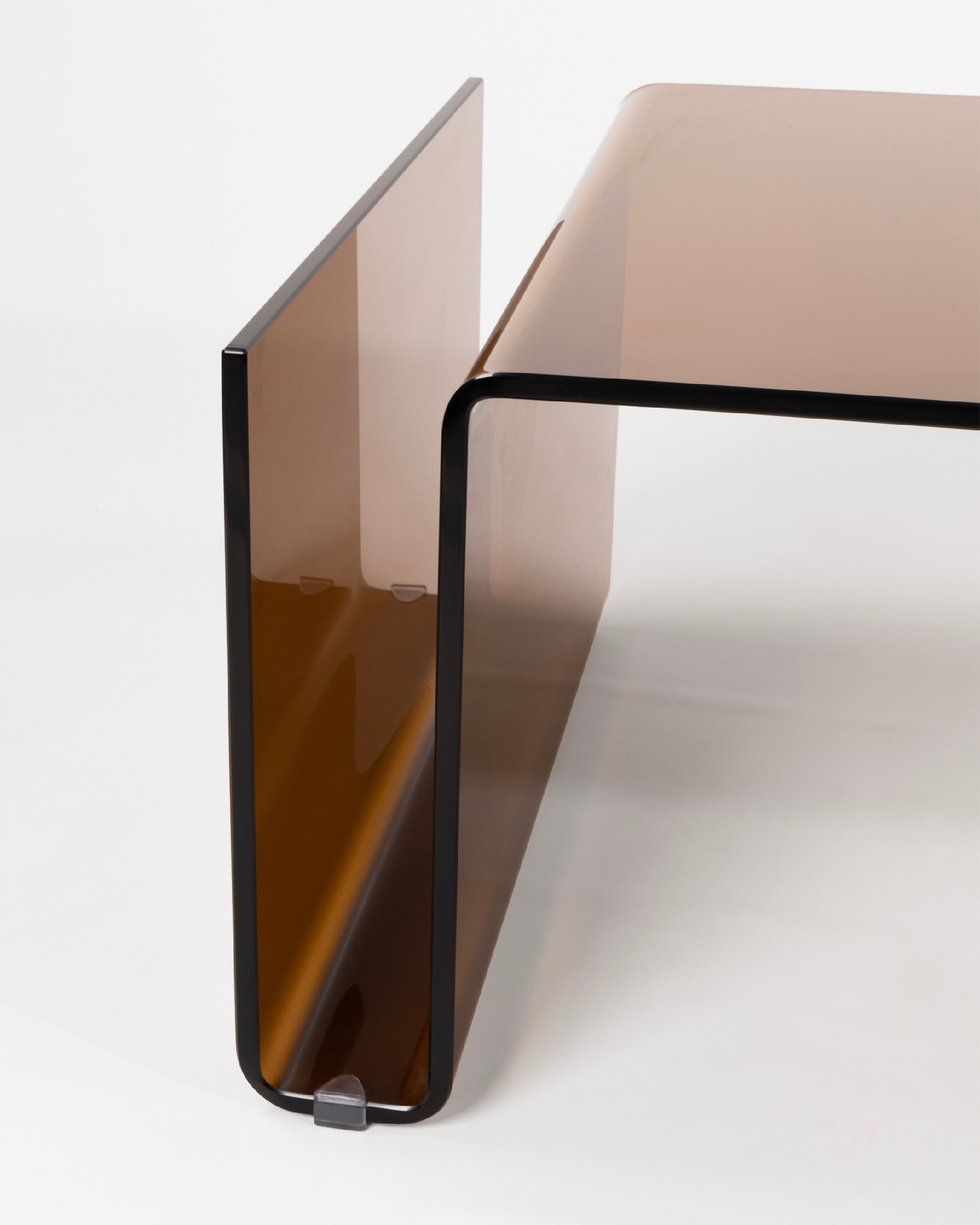 Mesa auxiliar Eos de cristal templado color marrón (12 mm)