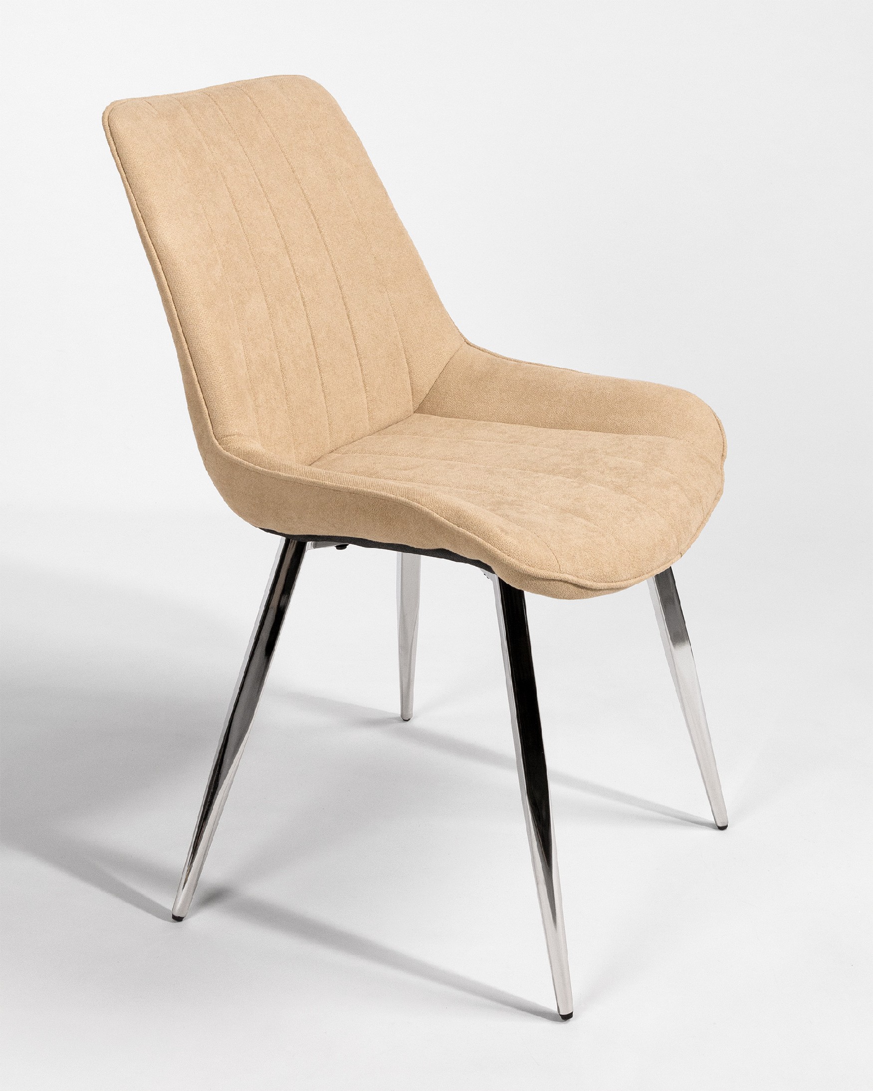 Chaise Istanbul avec revêtement crème et pieds chromés