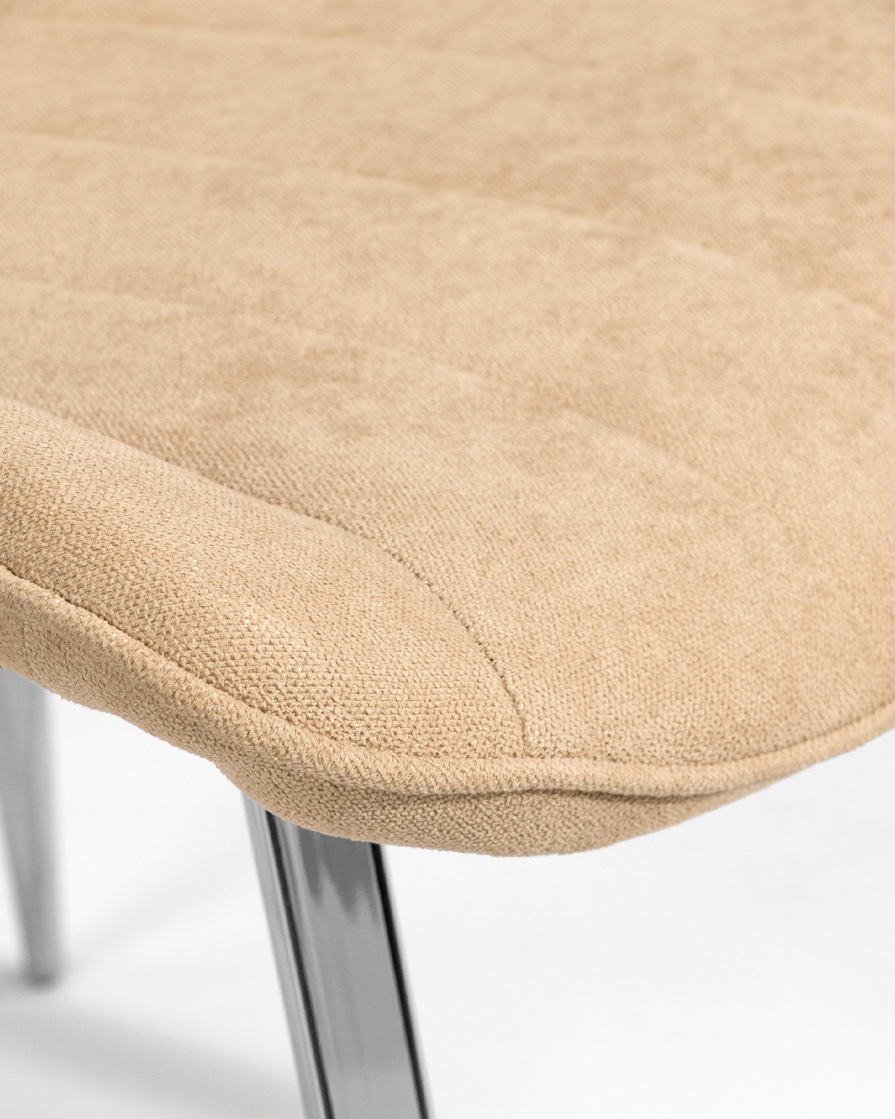 Chaise Istanbul avec revêtement crème et pieds chromés
