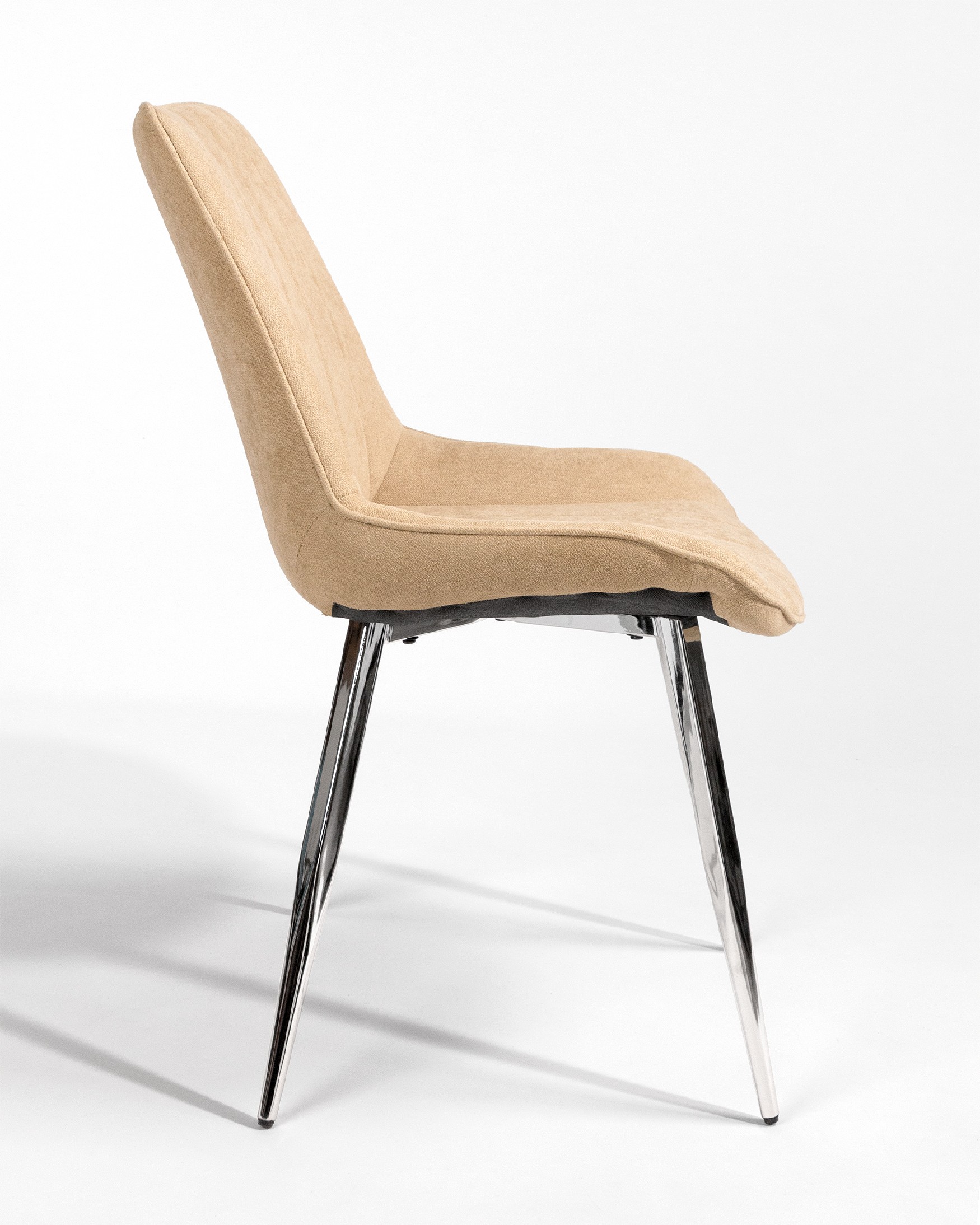 Chaise Istanbul avec revêtement crème et pieds chromés