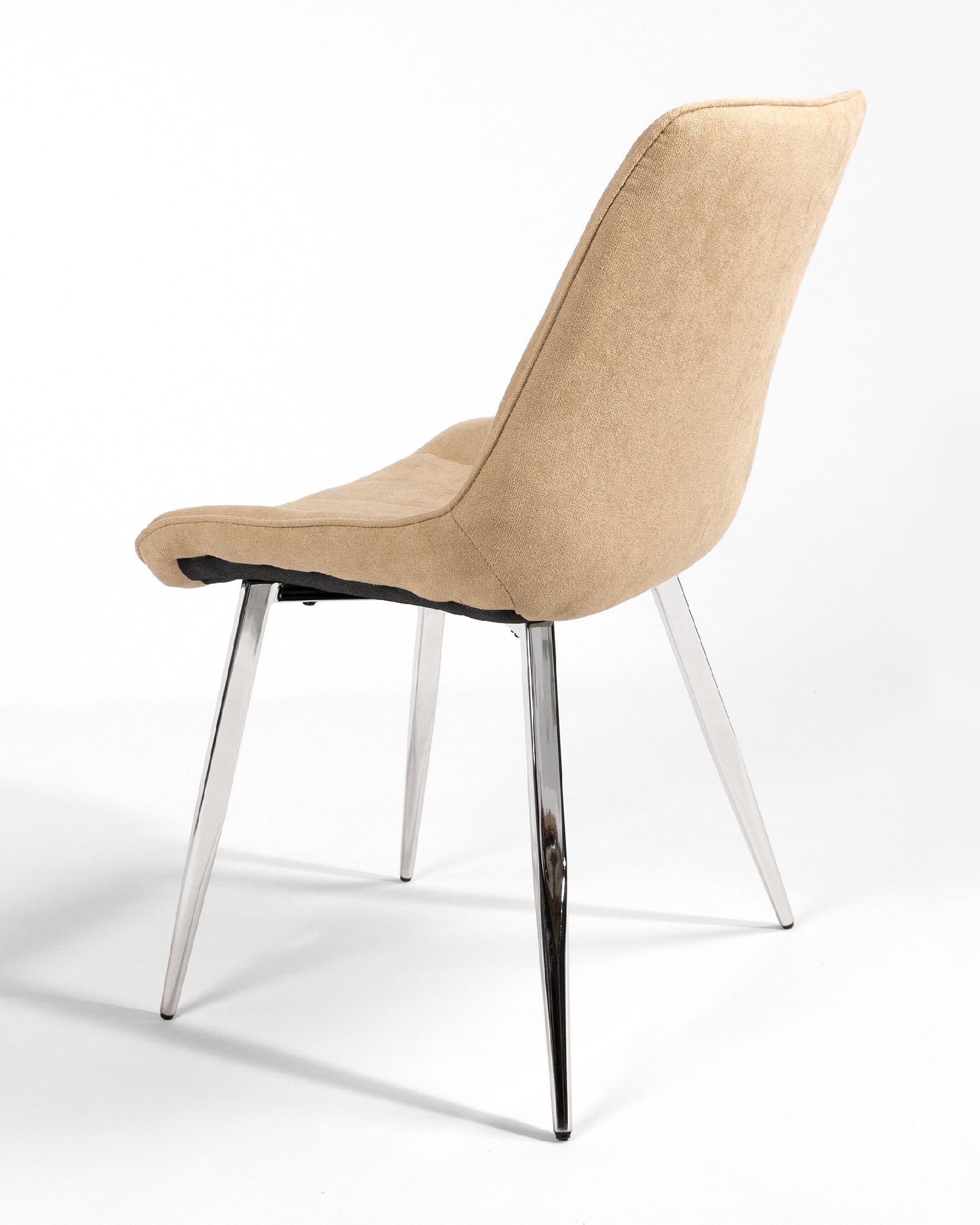 Chaise Istanbul avec revêtement crème et pieds chromés