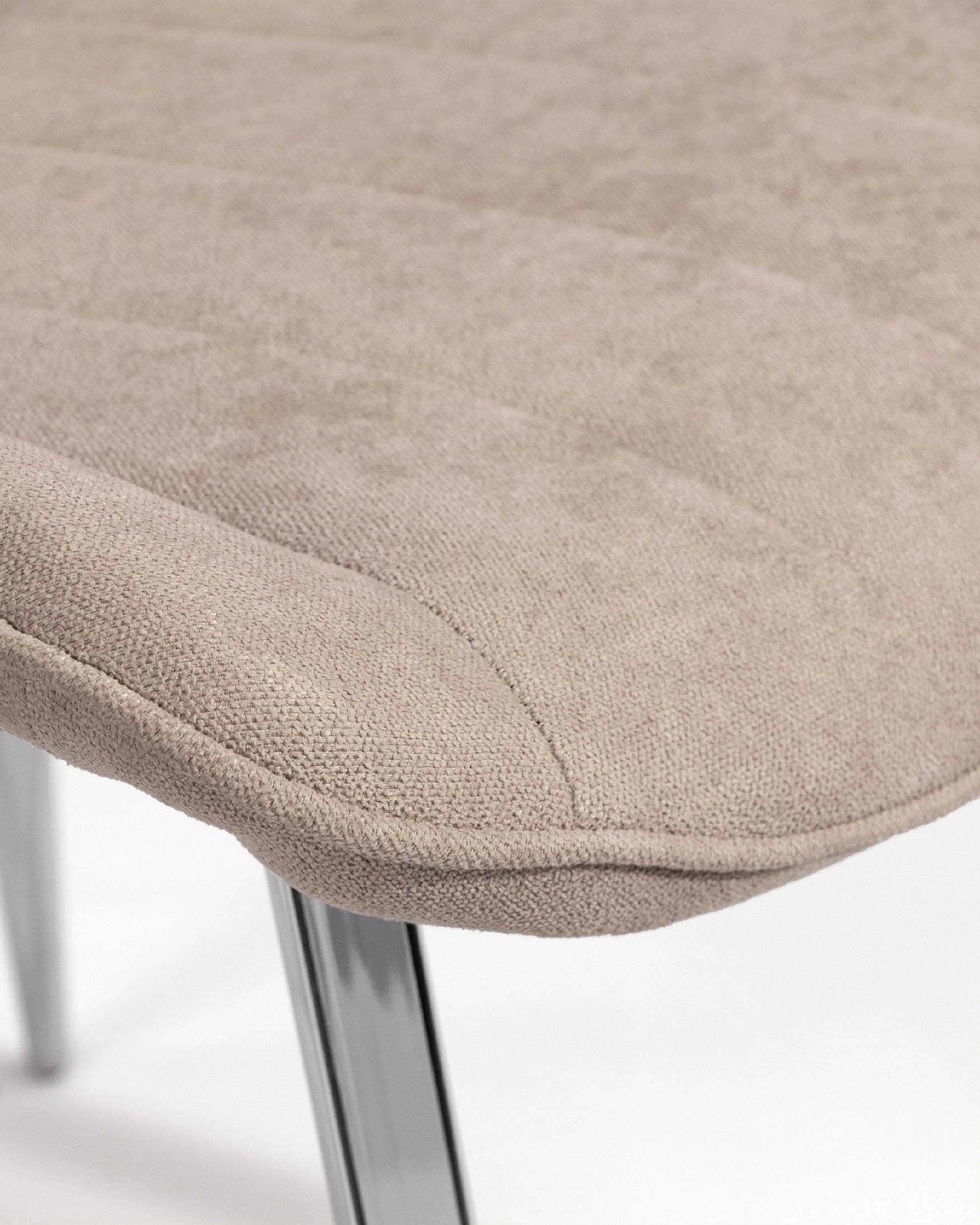 Silla Estambul con tapizado perla y patas cromadas