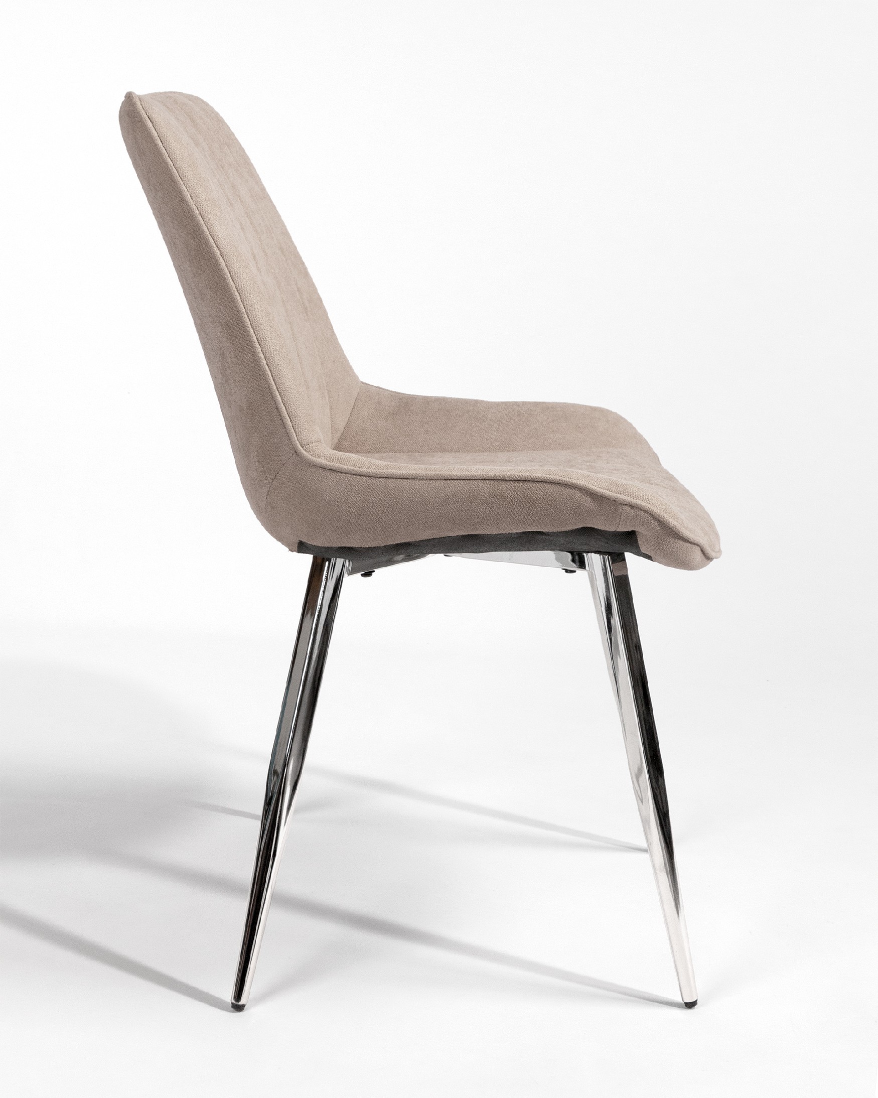 Silla Estambul con tapizado perla y patas cromadas
