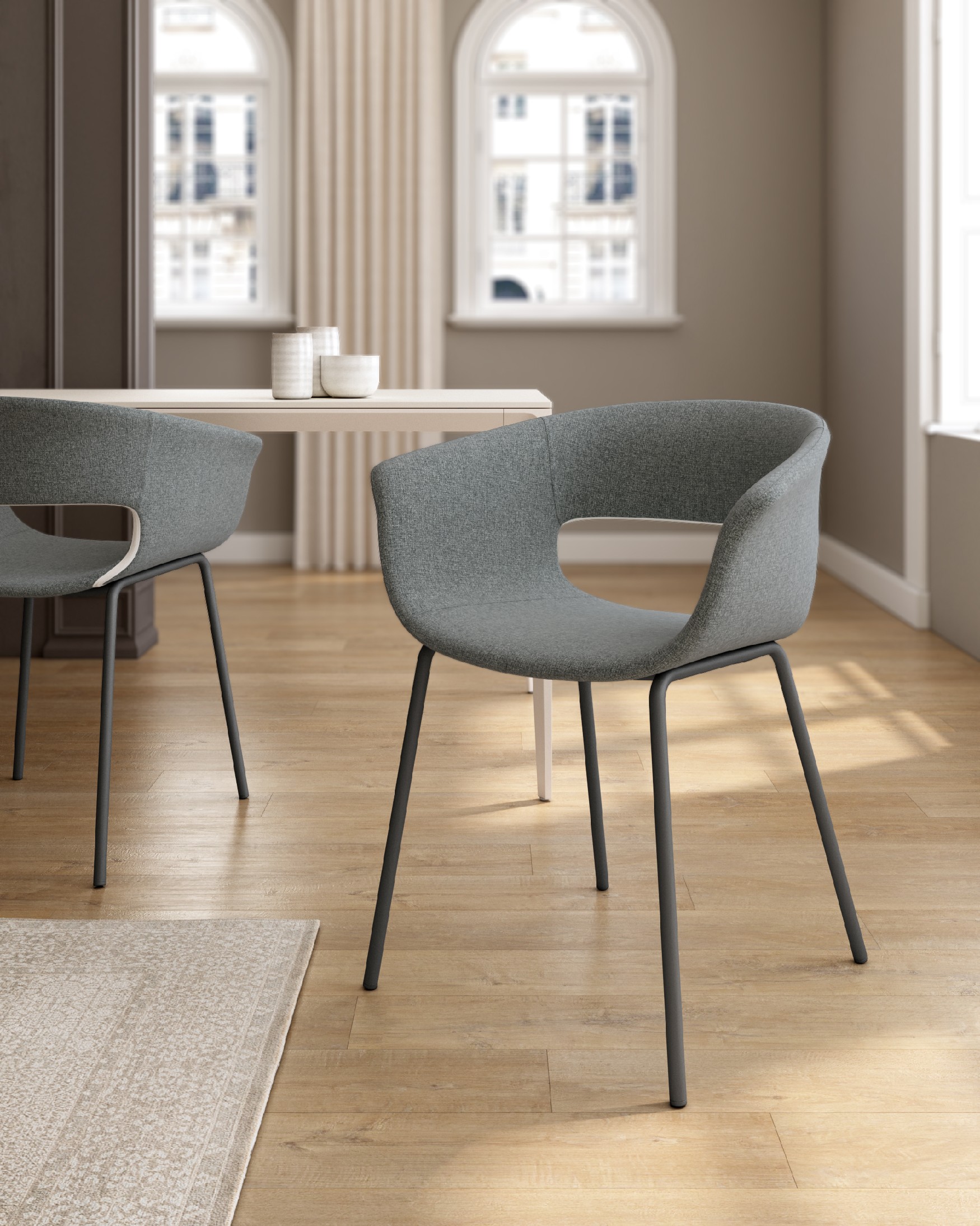 Chaise Stockholm avec un revêtement gris et des pieds métalliques assortis